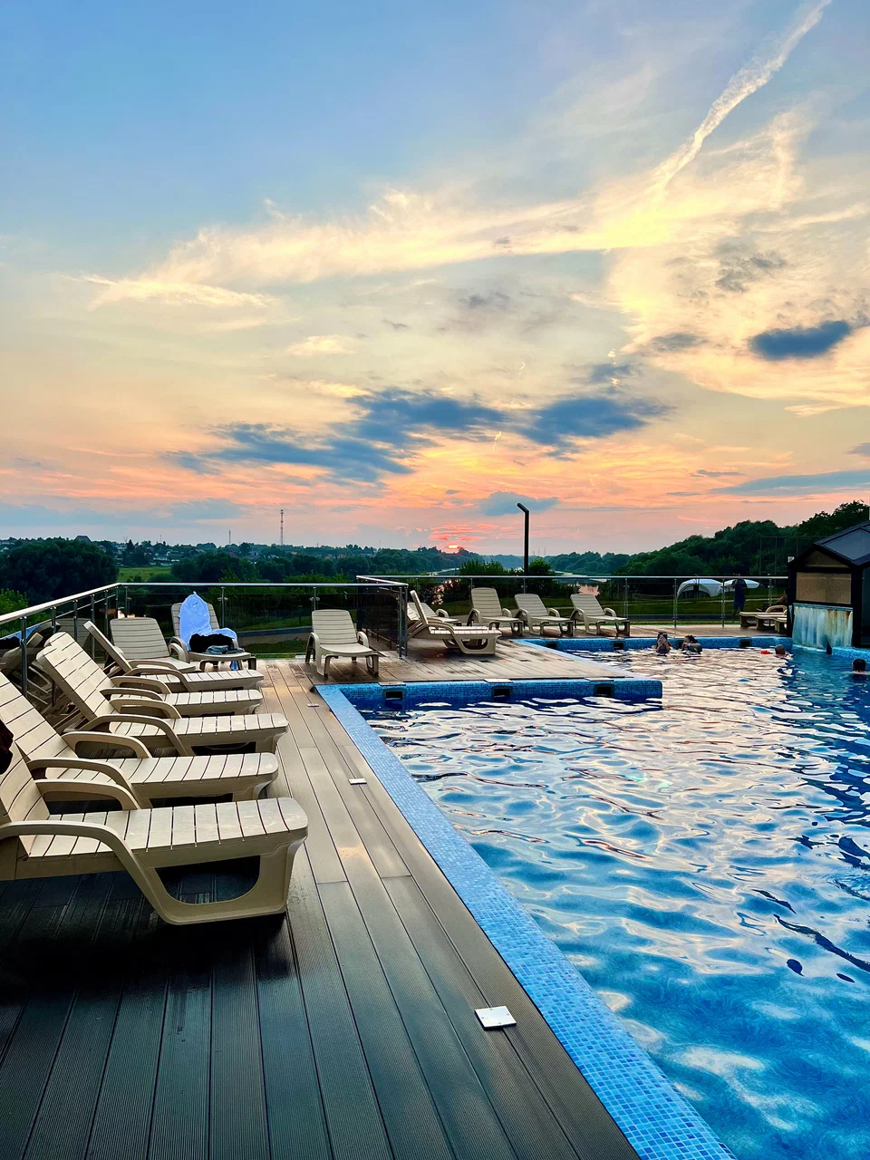 Топ-15 отелей Подмосковья с аквапарком, бассейном, зоопарком и анимацией для детей 2026