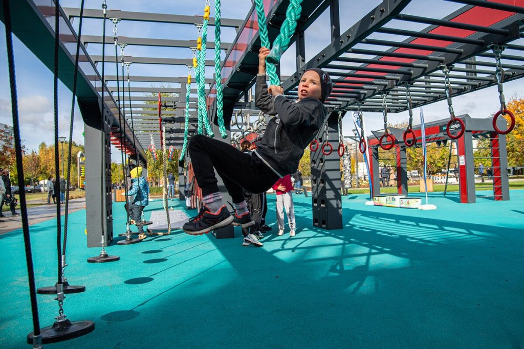 Полоса препятствий в Москве для детей: ниндзя-арены и батутные центры с трассами