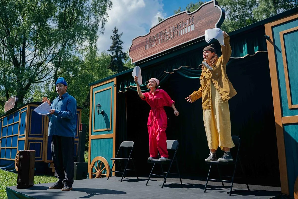 Передвижная сцена «Дилижанс» в ландшафтном парке «Митино»