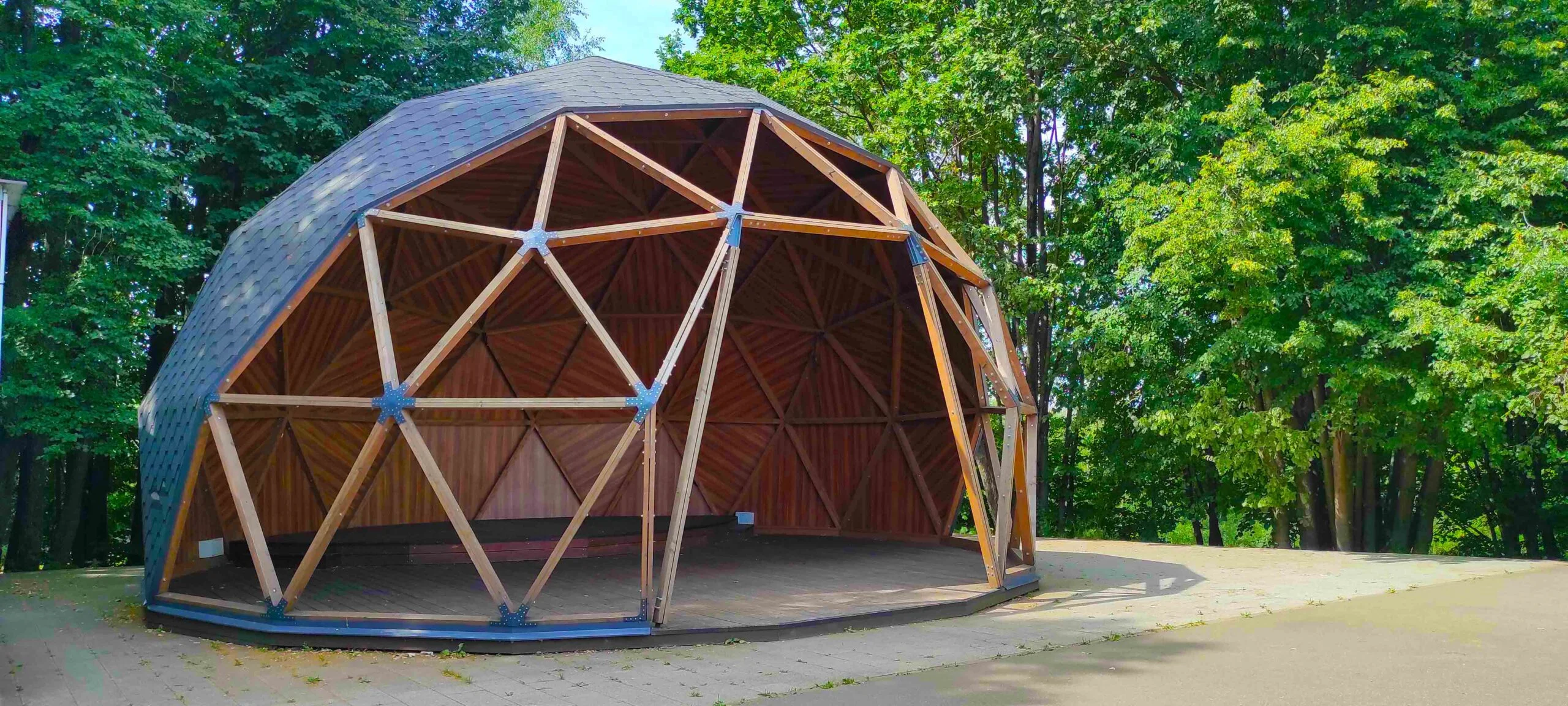 Передвижная сцена «Дилижанс» в ландшафтном парке «Митино»