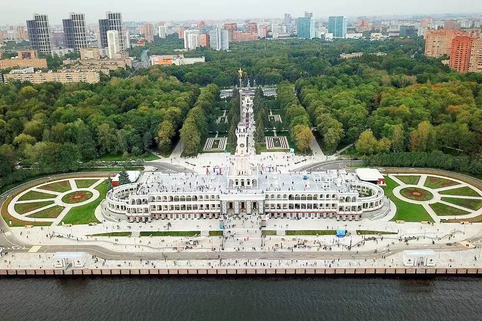 Бесплатный кинотеатр под открытым небом на Северном речном вокзале