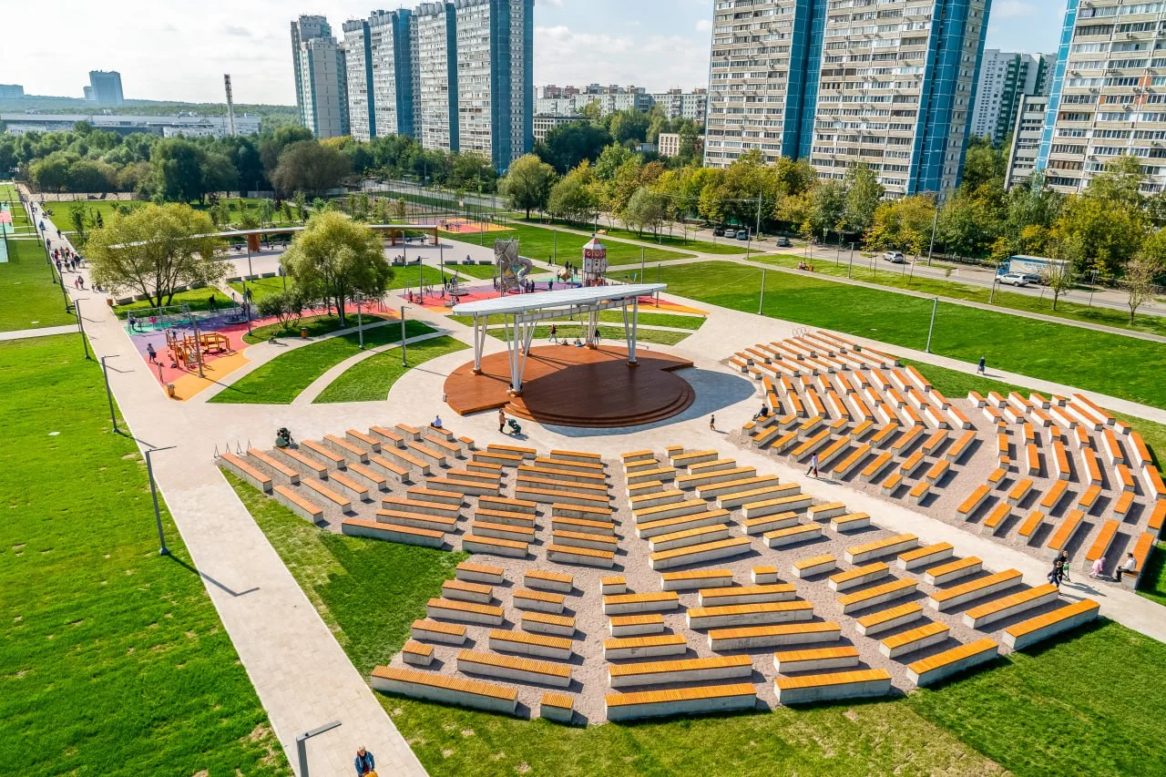 Фото Городской сад с амфитеатром возле Центра фигурного катания Этери Тутберидзе в районе Ясенево - развлечение в Москве | Досугатор
