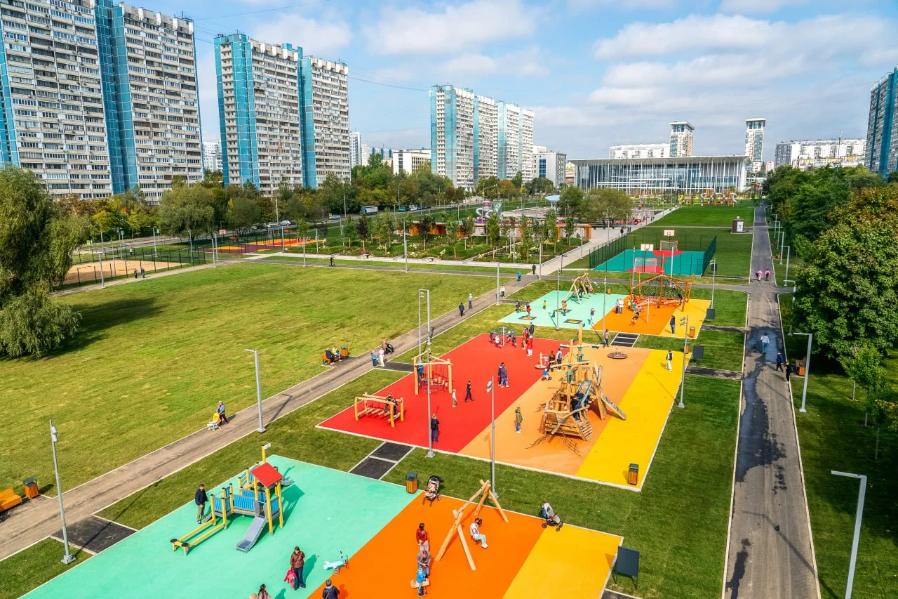 Фото Городской сад с амфитеатром возле Центра фигурного катания Этери Тутберидзе в районе Ясенево - развлечение в Москве | Досугатор