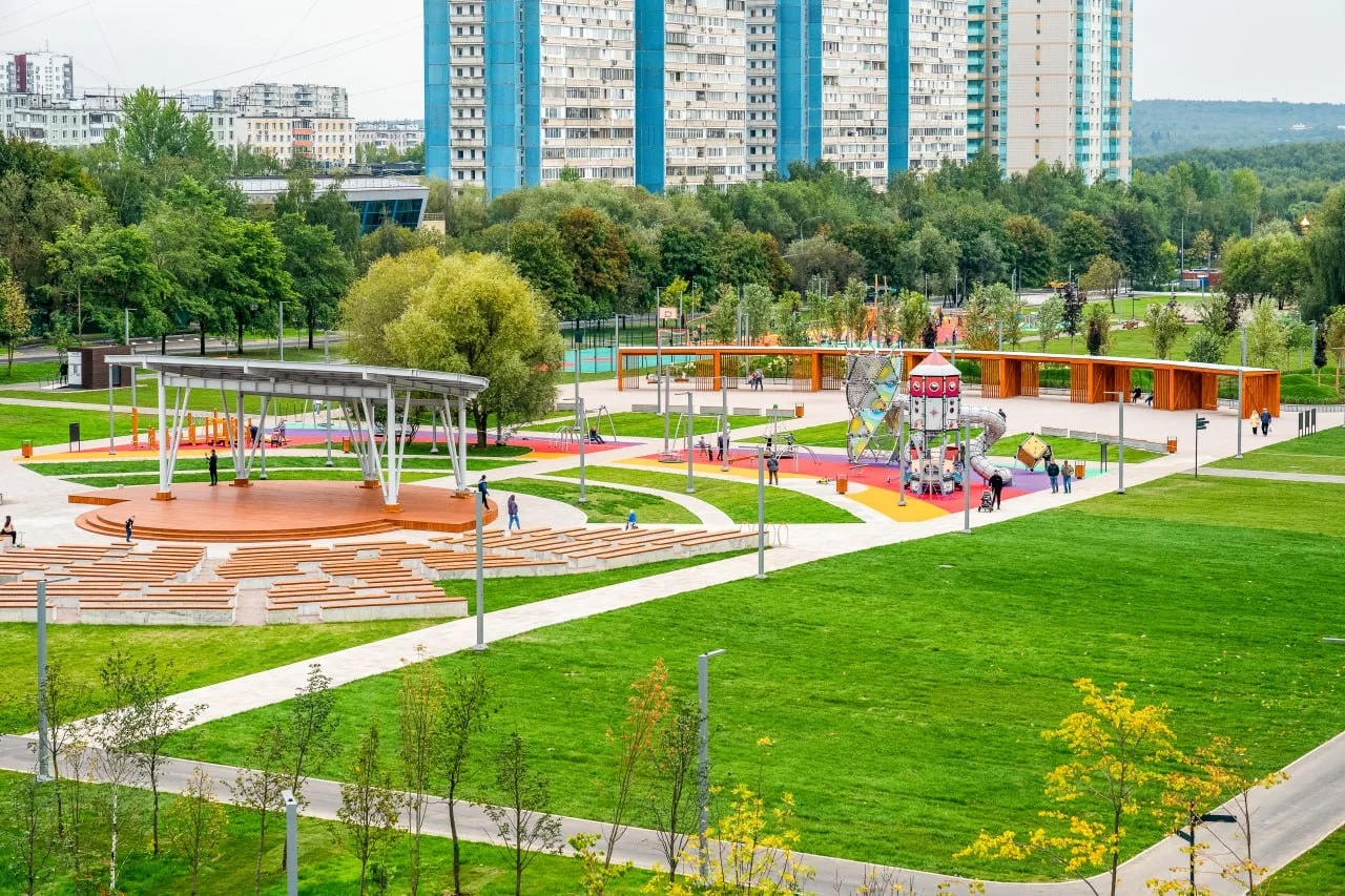 Фото Городской сад с амфитеатром возле Центра фигурного катания Этери Тутберидзе в районе Ясенево - развлечение в Москве | Досугатор