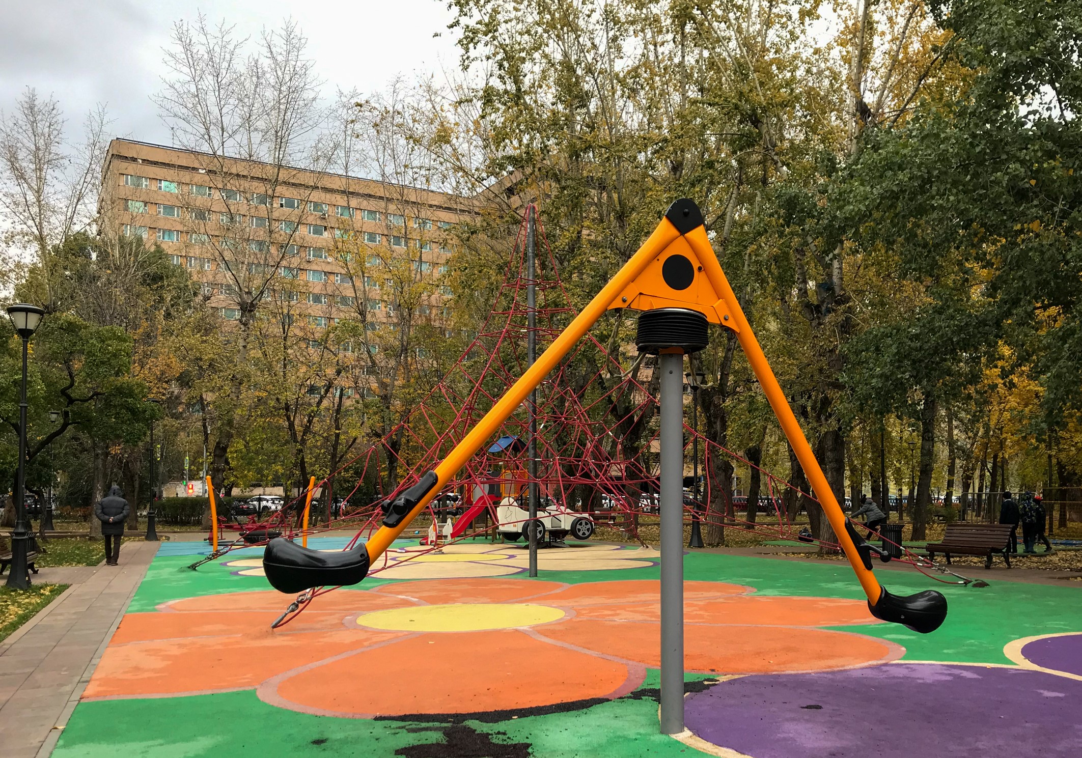 Фото Детская площадка в сквере Девичьего поля (в Хамовниках) - развлечение в Москве | Досугатор