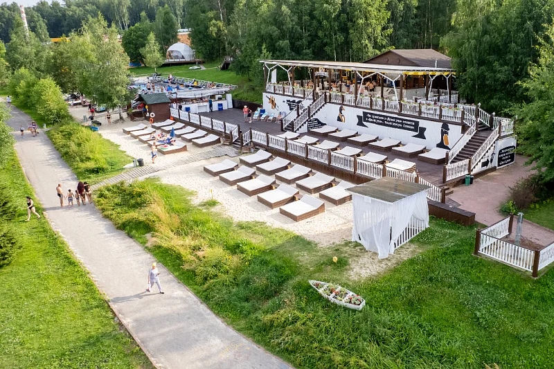Фото Пляж на территории парк-отеля «Орловский» - развлечение в Москве | Досугатор
