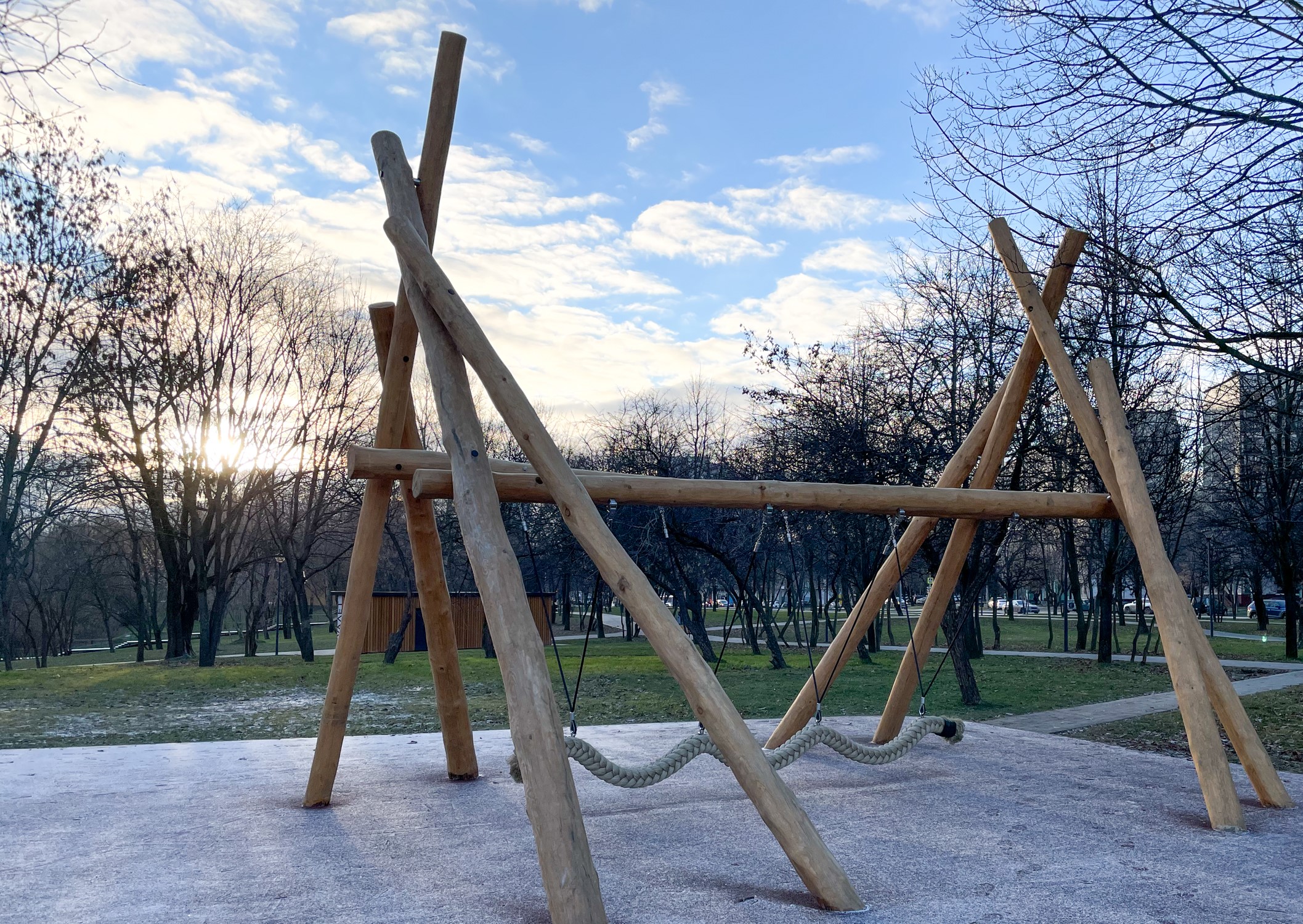 Фото Деревянная Площадка в парке Чермянка № 1 (вдоль Юрловского проезда) - развлечение в Москве | Досугатор