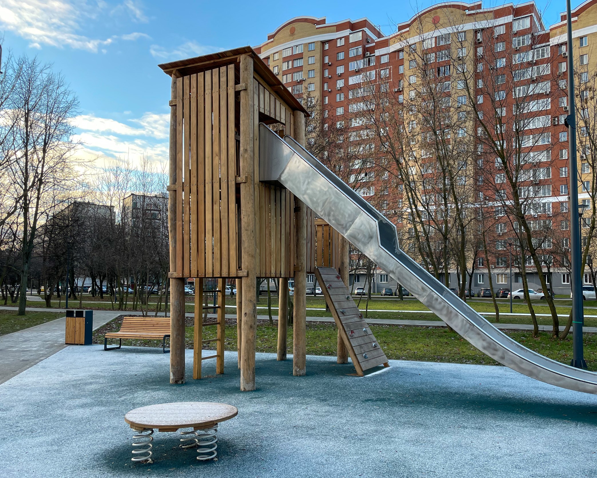 Фото Деревянная Площадка в парке Чермянка № 1 (вдоль Юрловского проезда) - развлечение в Москве | Досугатор