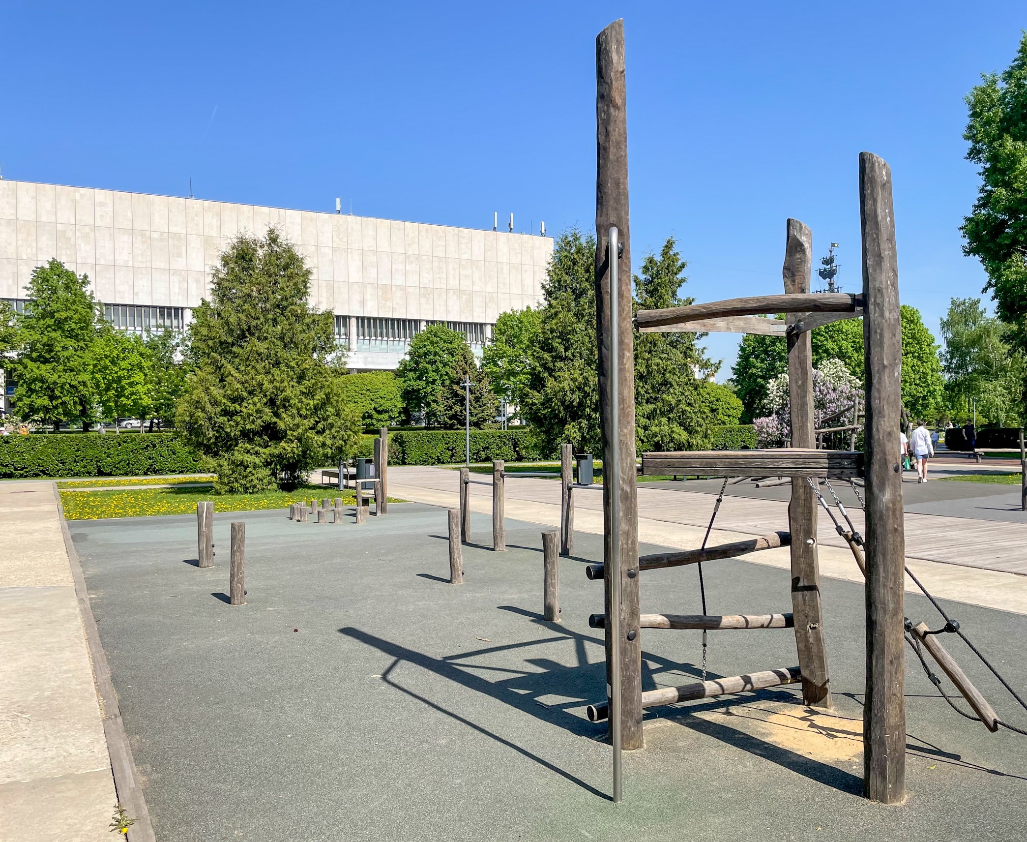 Фото Деревянная площадка в парке Музеон - развлечение в Москве | Досугатор