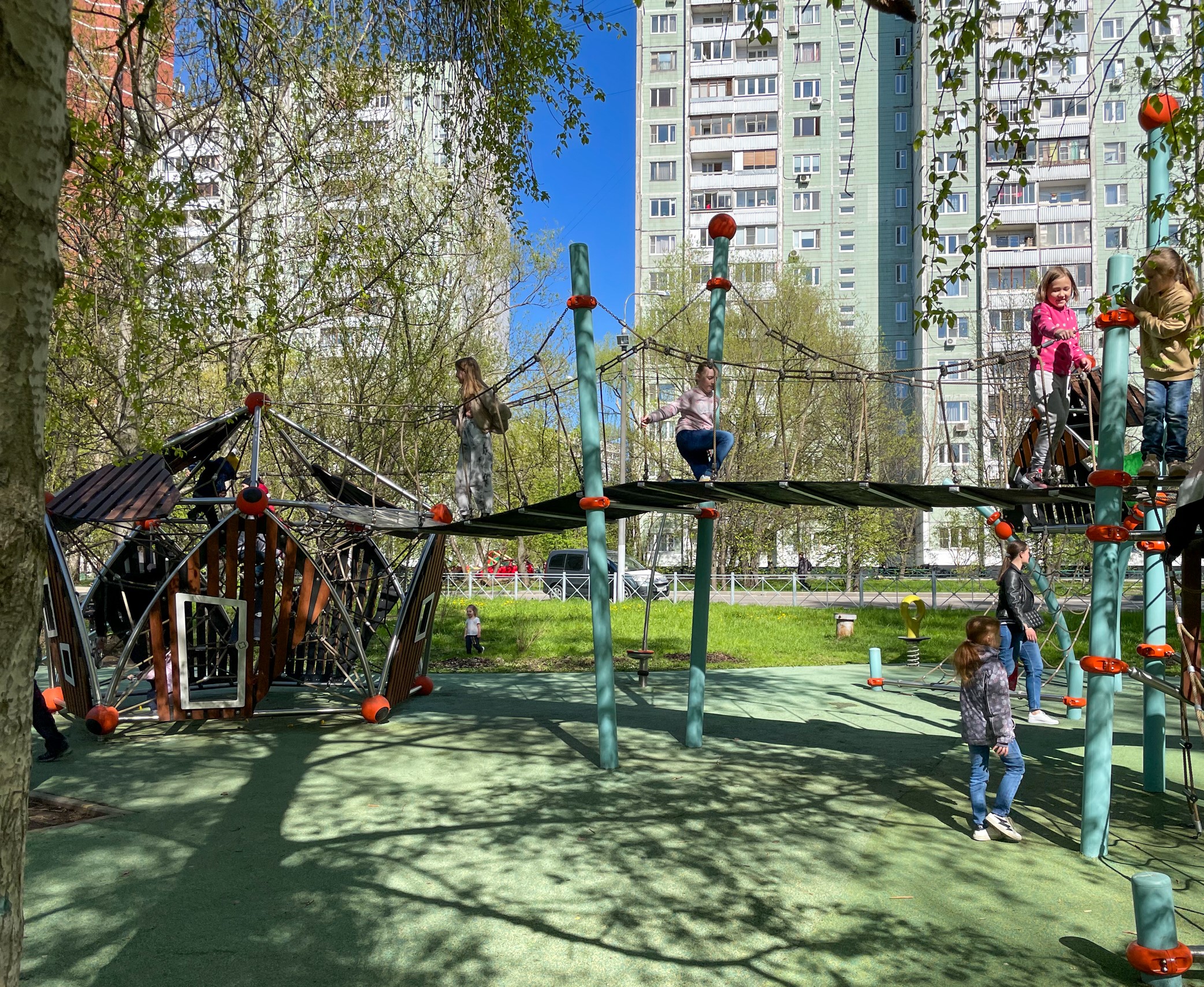 Фото Площадка с подвесным мостом (в сквере по Олонецкому проезду) - развлечение в Москве | Досугатор