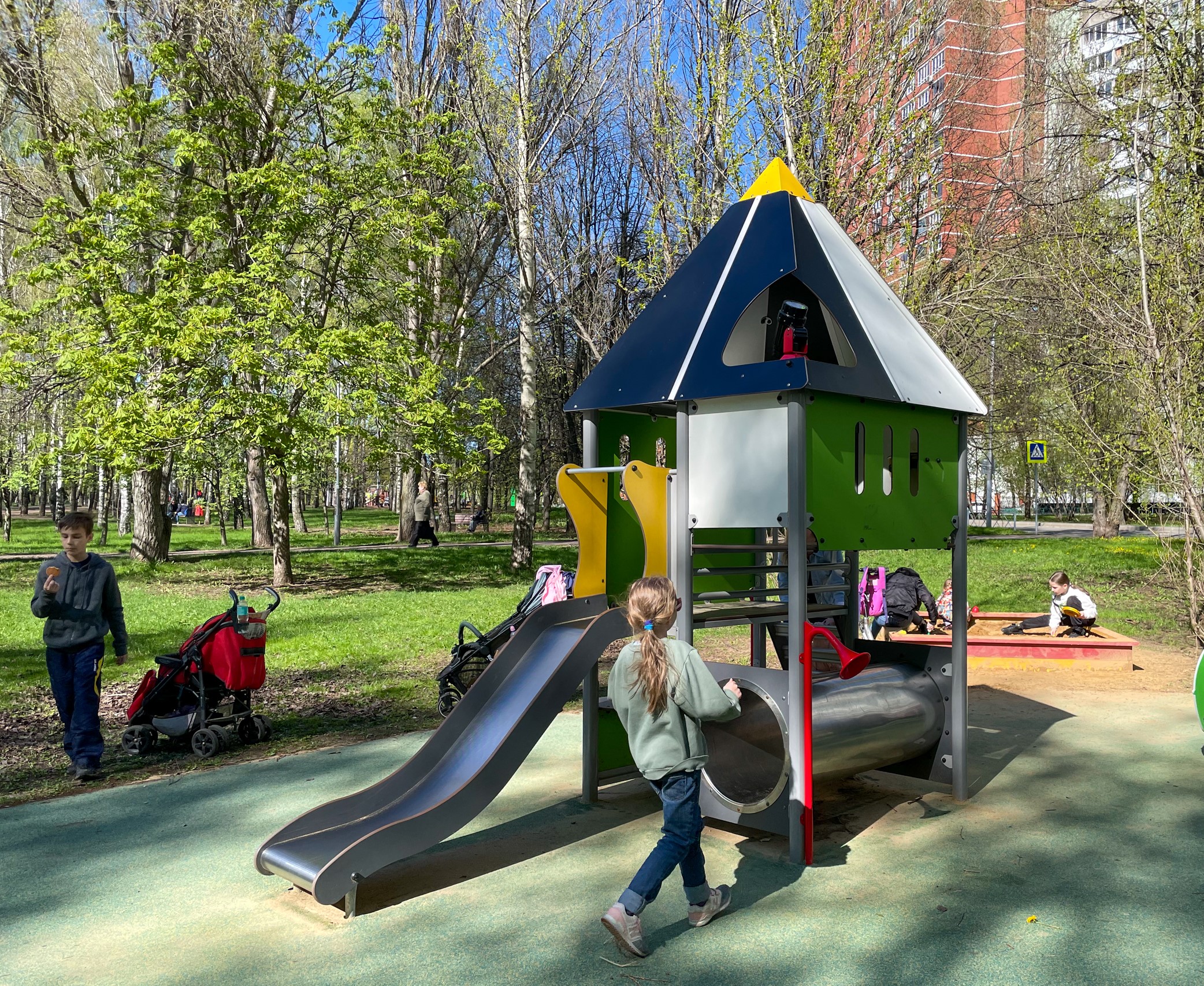Фото Площадка с подвесным мостом (в сквере по Олонецкому проезду) - развлечение в Москве | Досугатор
