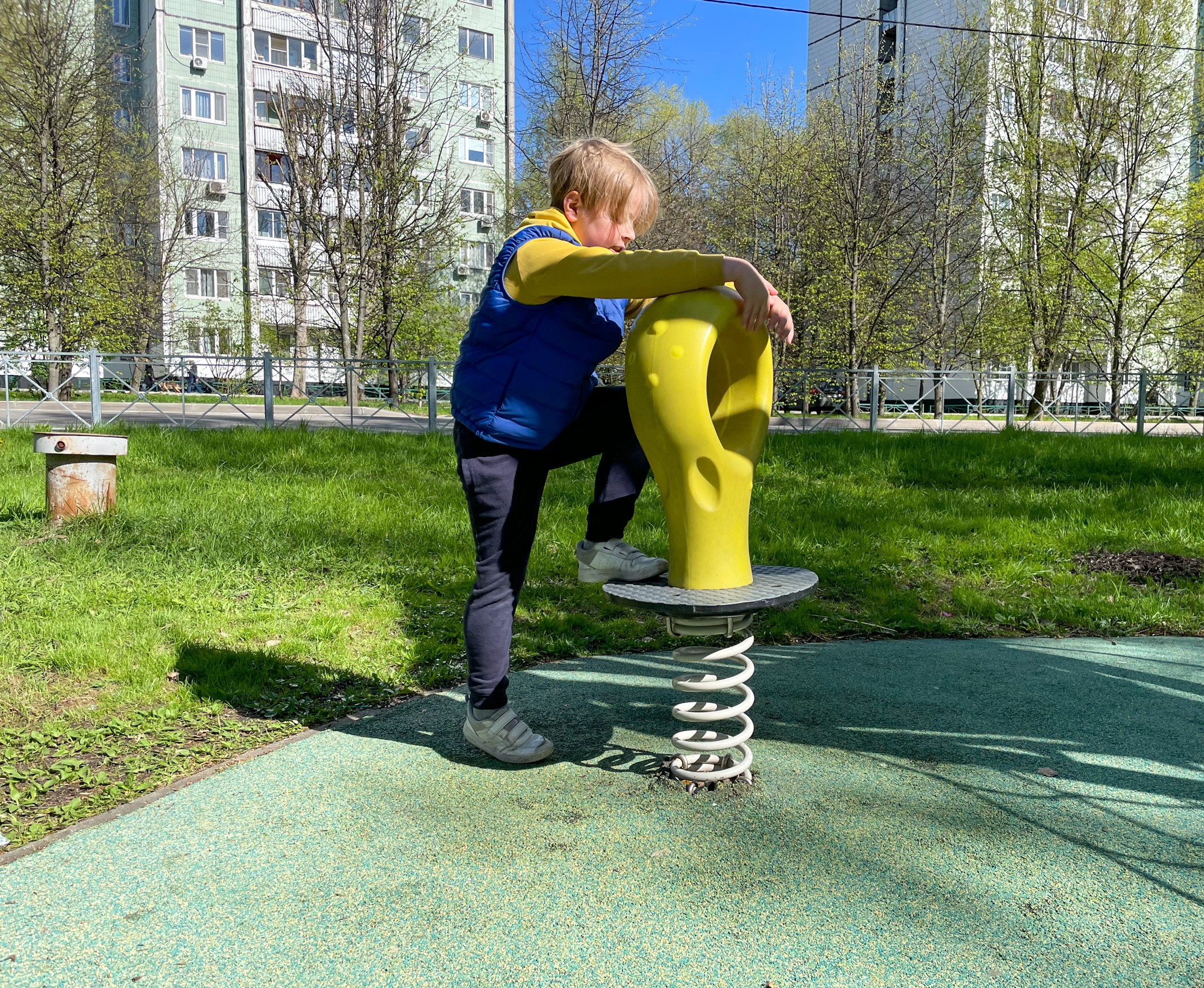 Фото Площадка с подвесным мостом (в сквере по Олонецкому проезду) - развлечение в Москве | Досугатор