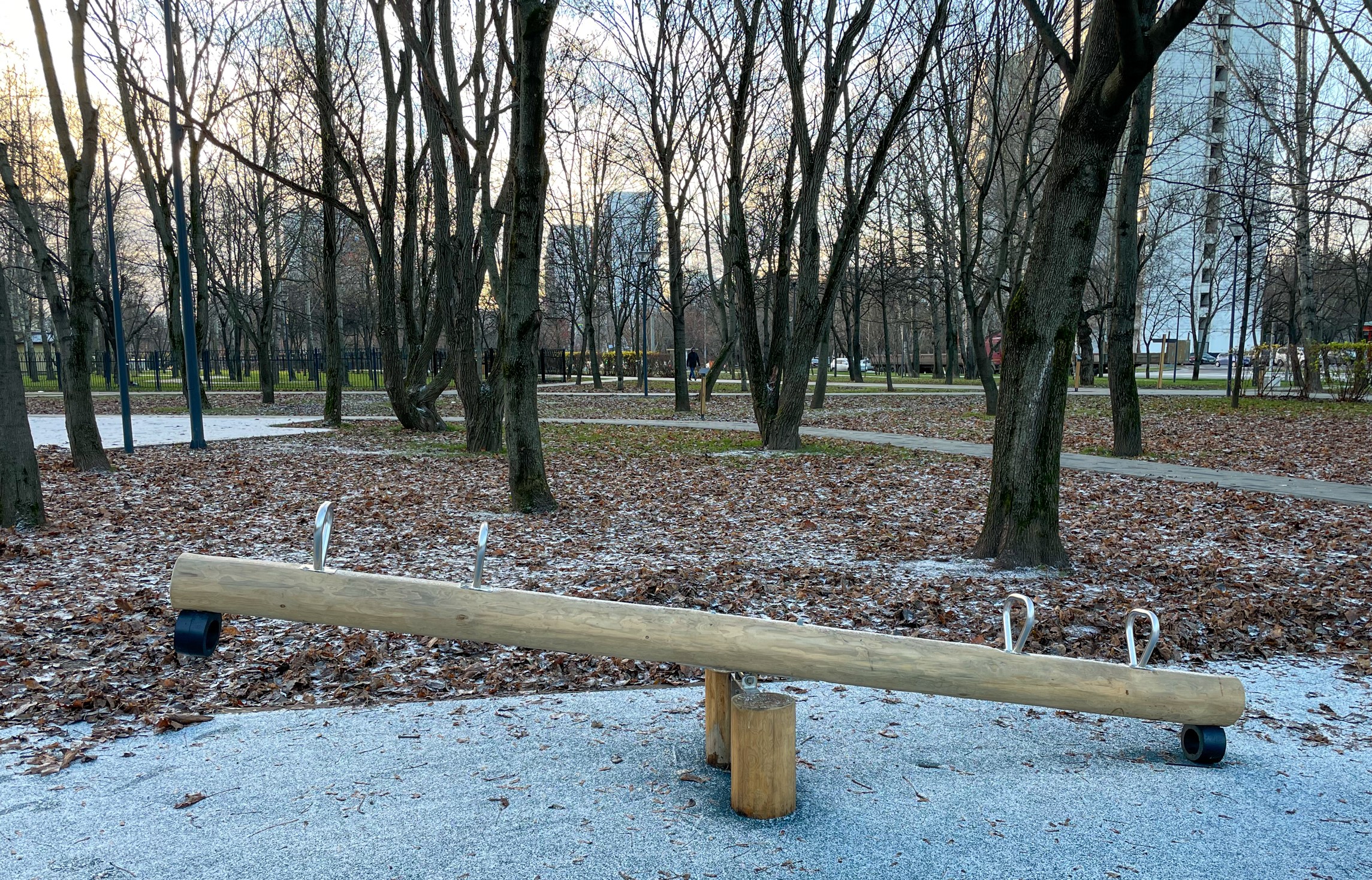 Фото Деревянная площадка в парке Чермянка №4 (вдоль Юрловского проезда) - развлечение в Москве | Досугатор
