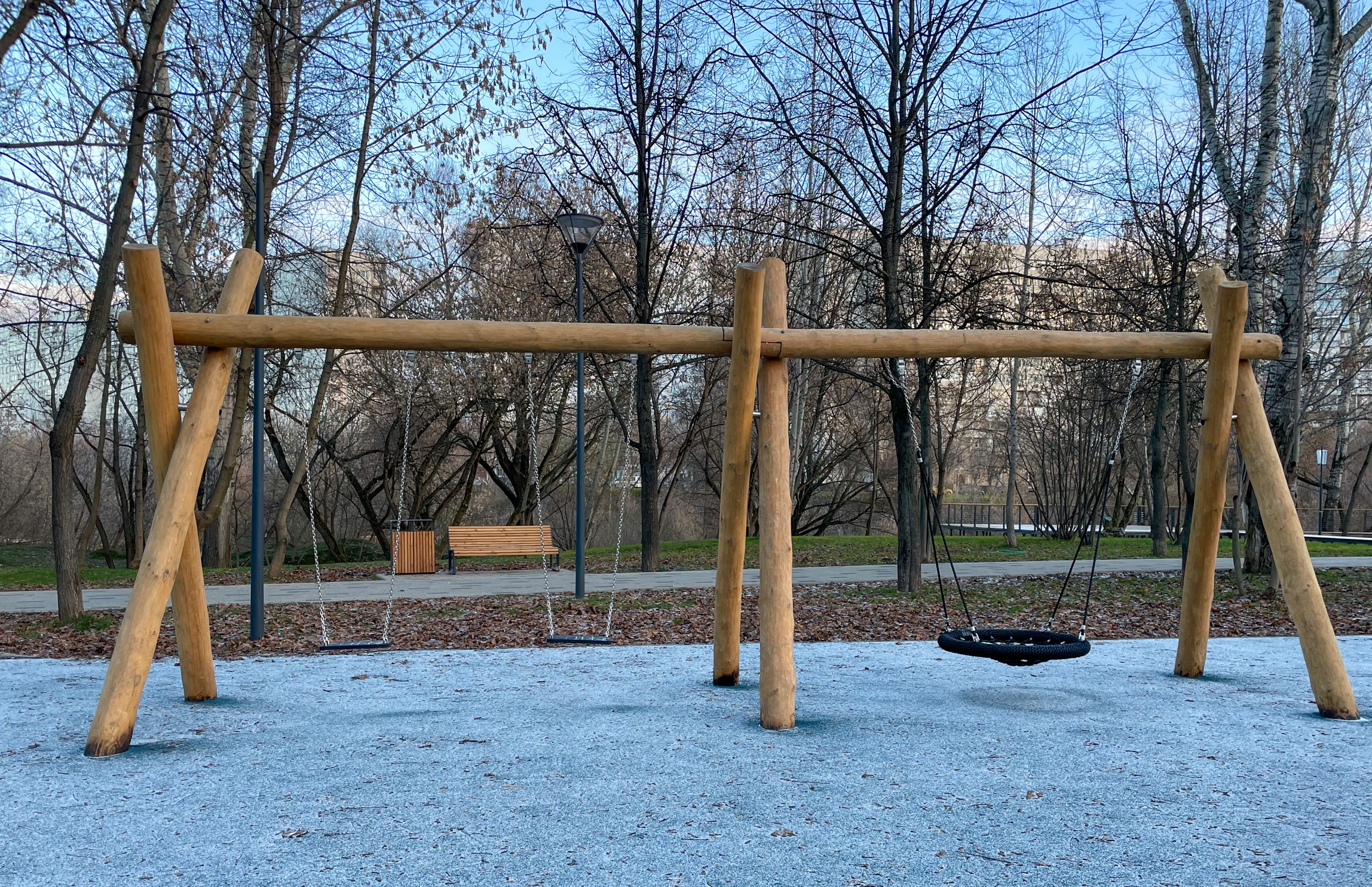 Фото Деревянная площадка в парке Чермянка №4 (вдоль Юрловского проезда) - развлечение в Москве | Досугатор