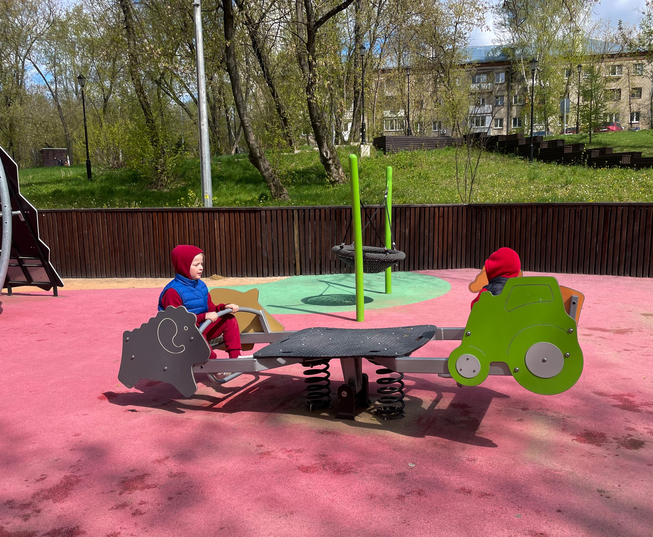 Фото Детская площадка в парке Яуза (сквер по Лазоревому проезду) №1 - развлечение в Москве | Досугатор