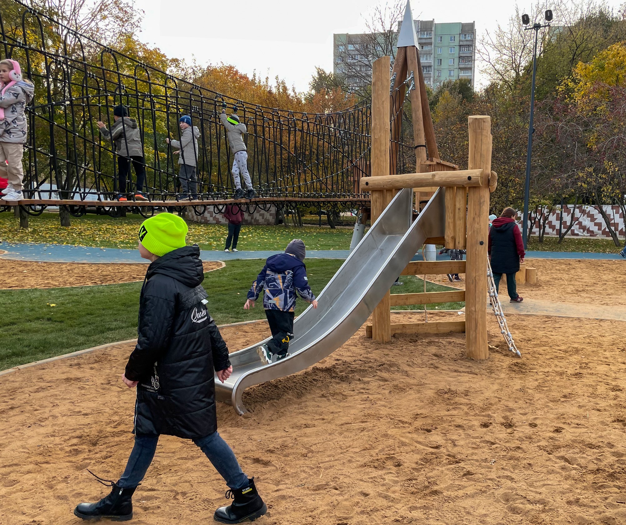 Фото Площадка с подвесным мостом в парке Яуза (вдоль Юрловского проезда) - развлечение в Москве | Досугатор