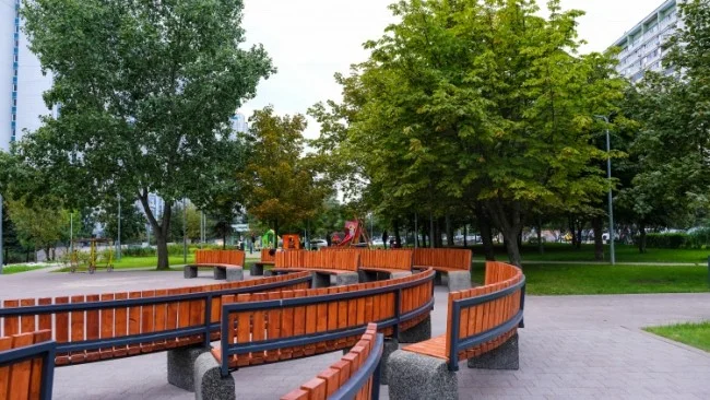 Фото Площадка в сквере у библиотеки имени Анны Ахматовой в районе Крылатское - развлечение в Москве | Досугатор