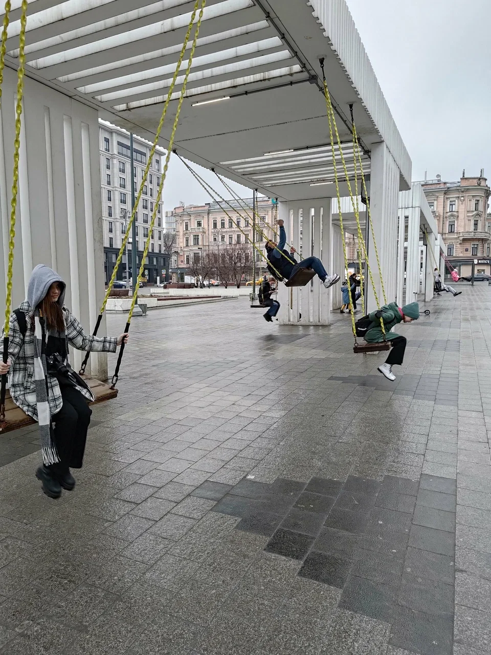 Фото Качели у станции метро Маяковская - развлечение в Москве | Досугатор