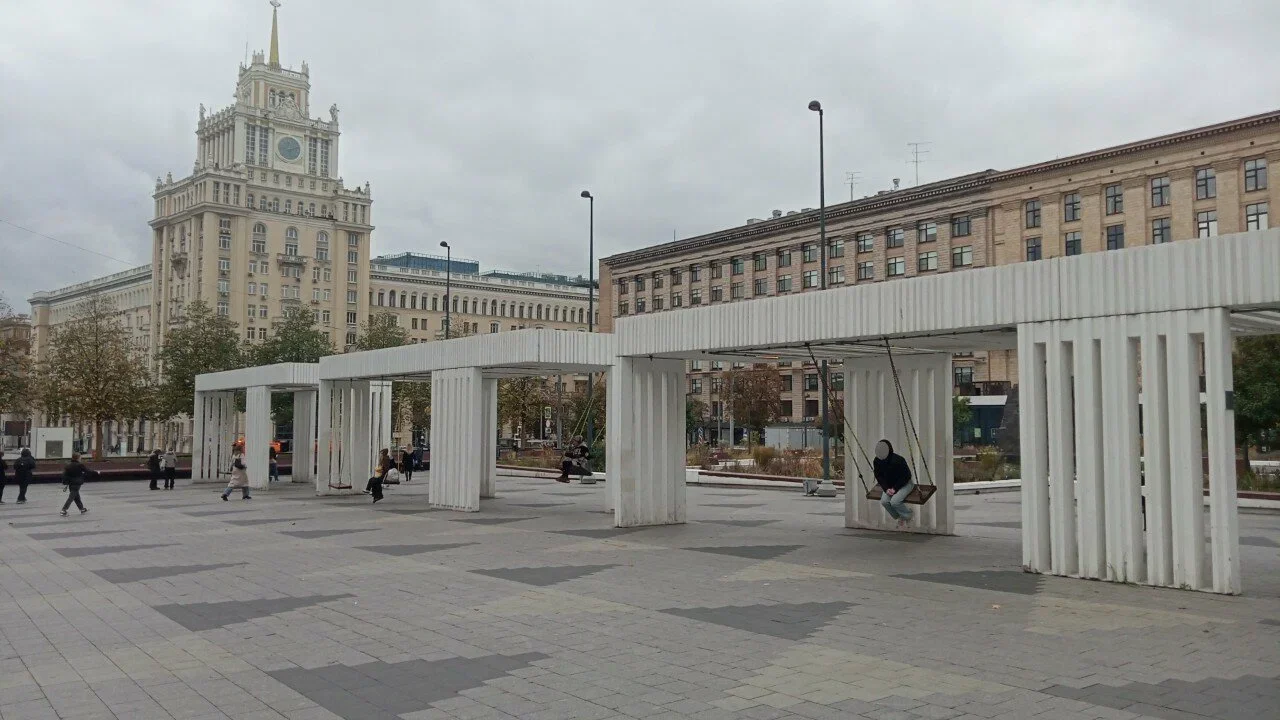Фото Качели у станции метро Маяковская - развлечение в Москве | Досугатор
