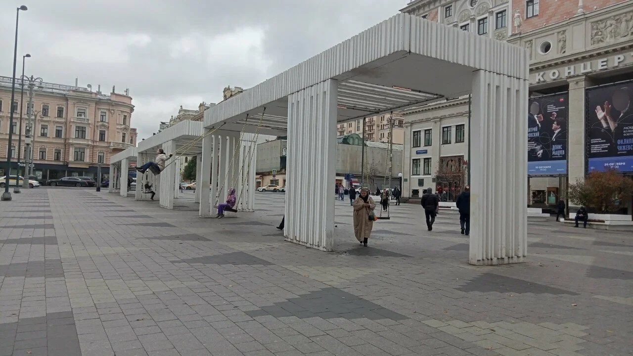 Фото Качели у станции метро Маяковская - развлечение в Москве | Досугатор