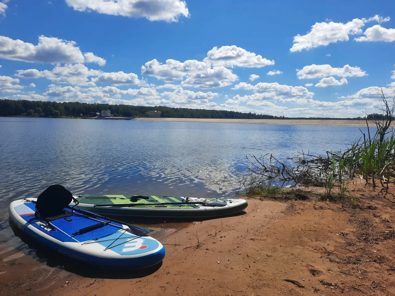 Фото Пляж на Можайском водохранилище (территория парк-отеля "Красновидово") - развлечение в Москве | Досугатор
