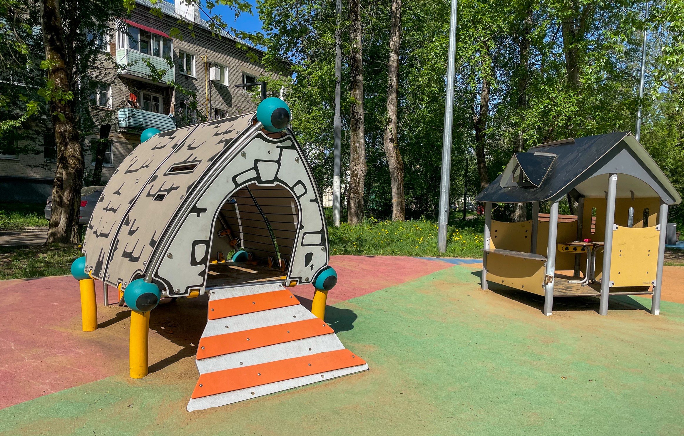 Фото Детская площадка в парке Яуза у усадьбы Свиблово (в сквере по Лазаревому проезду) - развлечение в Москве | Досугатор