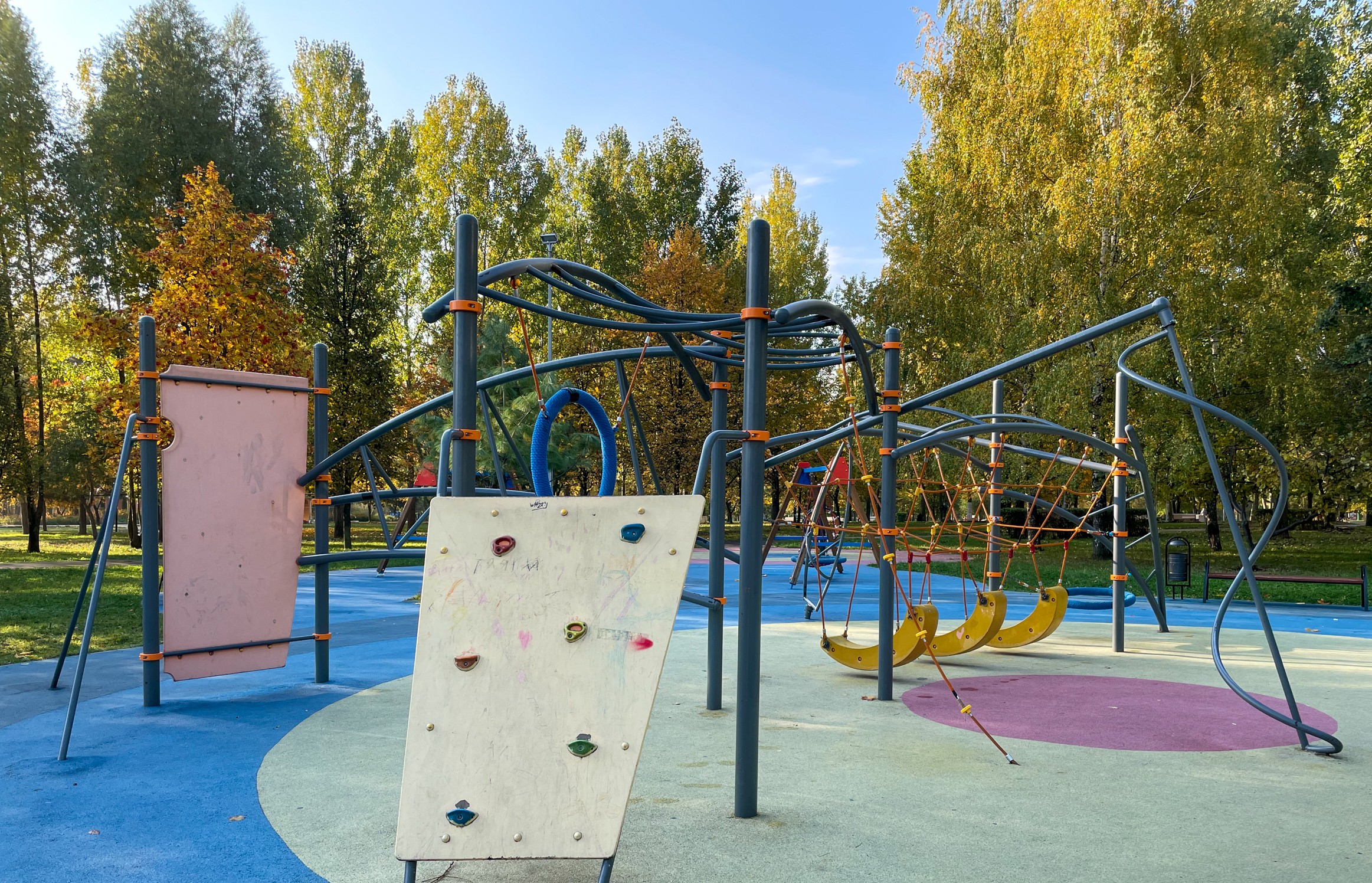 Фото Детская площадка для лазания в сквере Отрадное - развлечение в Москве | Досугатор