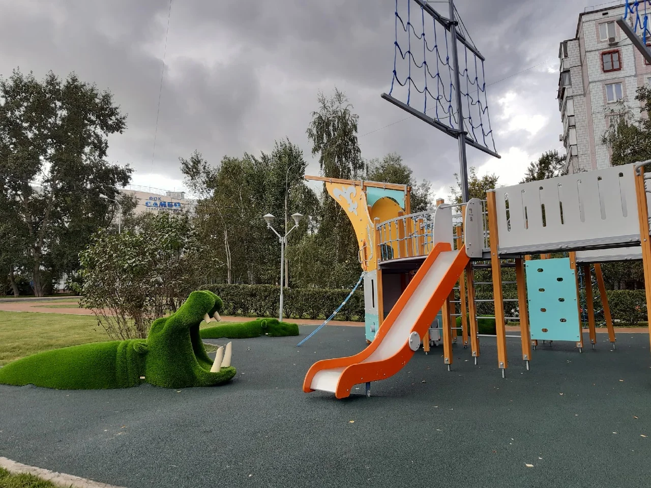 Фото Детские площадки "Ракета" и "Корабль" (в сквере от Строгинского бульвара, д.4 до ул. Таллинской, д.7) - развлечение в Москве | Досугатор