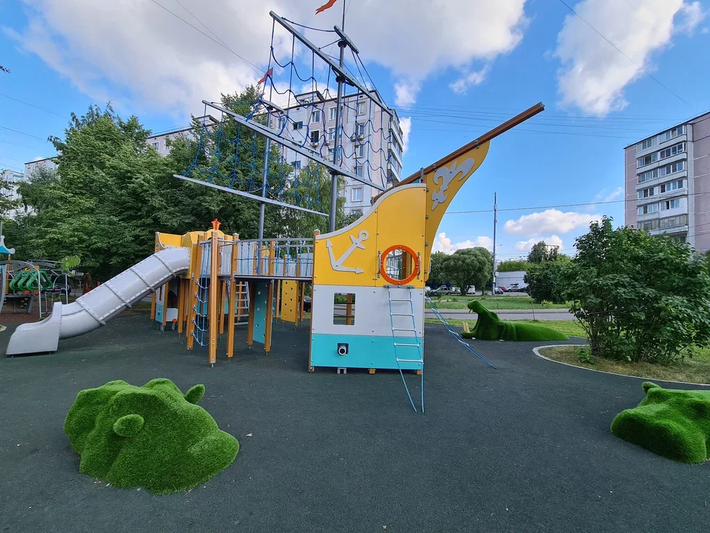 Фото Детские площадки "Ракета" и "Корабль" (в сквере от Строгинского бульвара, д.4 до ул. Таллинской, д.7) - развлечение в Москве | Досугатор