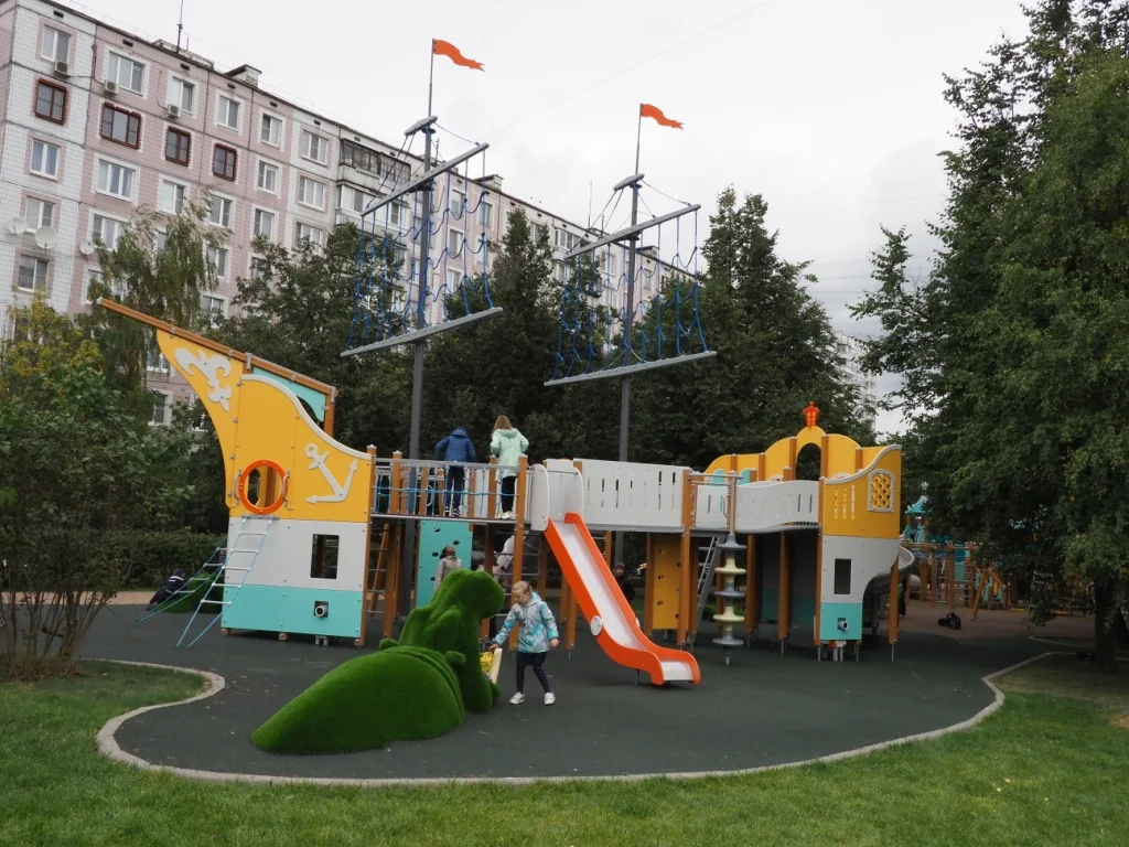 Фото Детские площадки "Ракета" и "Корабль" (в сквере от Строгинского бульвара, д.4 до ул. Таллинской, д.7) - развлечение в Москве | Досугатор