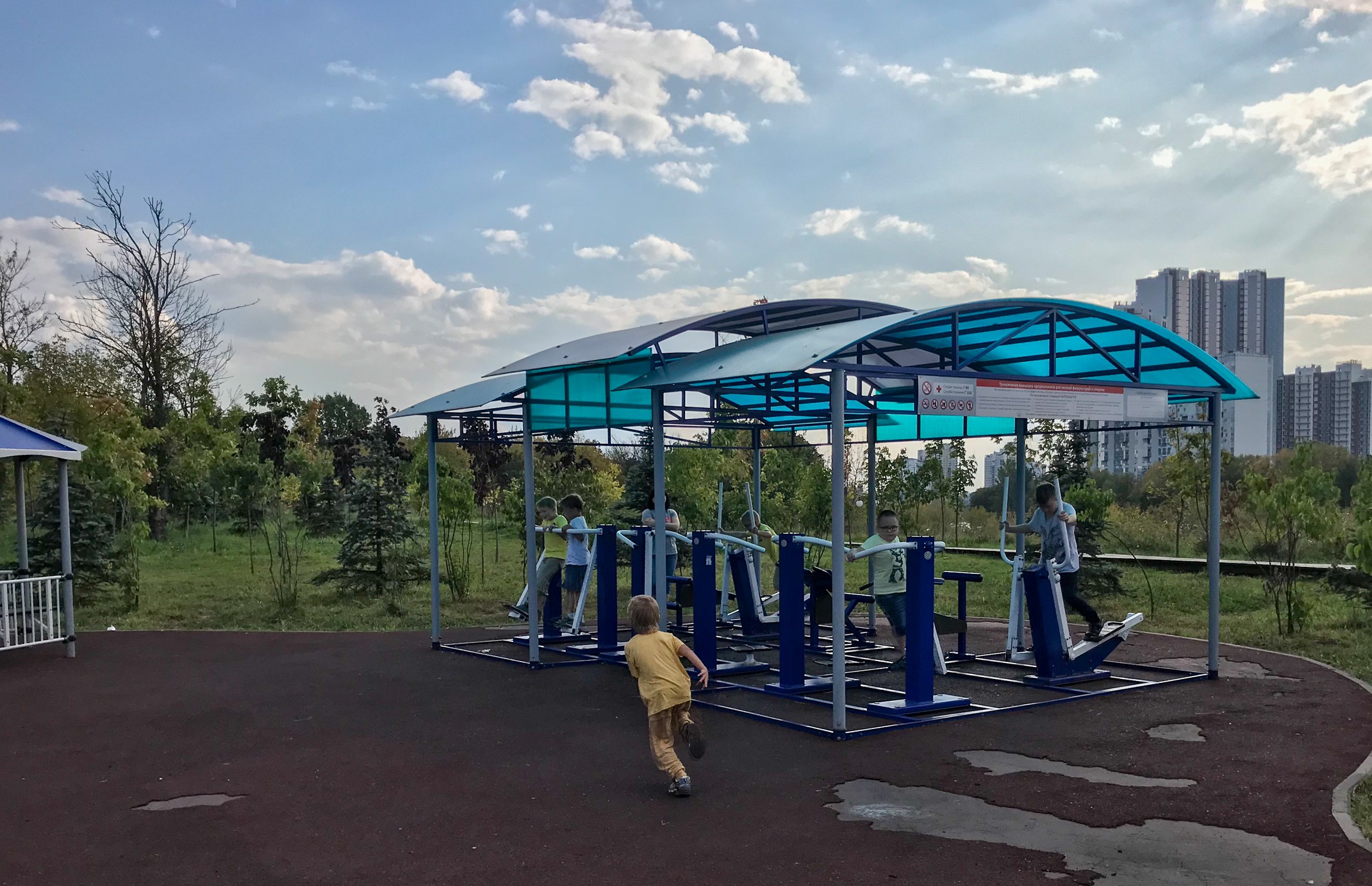 Фото Детская площадка в парке Эко-берег в Химках - развлечение в Москве | Досугатор