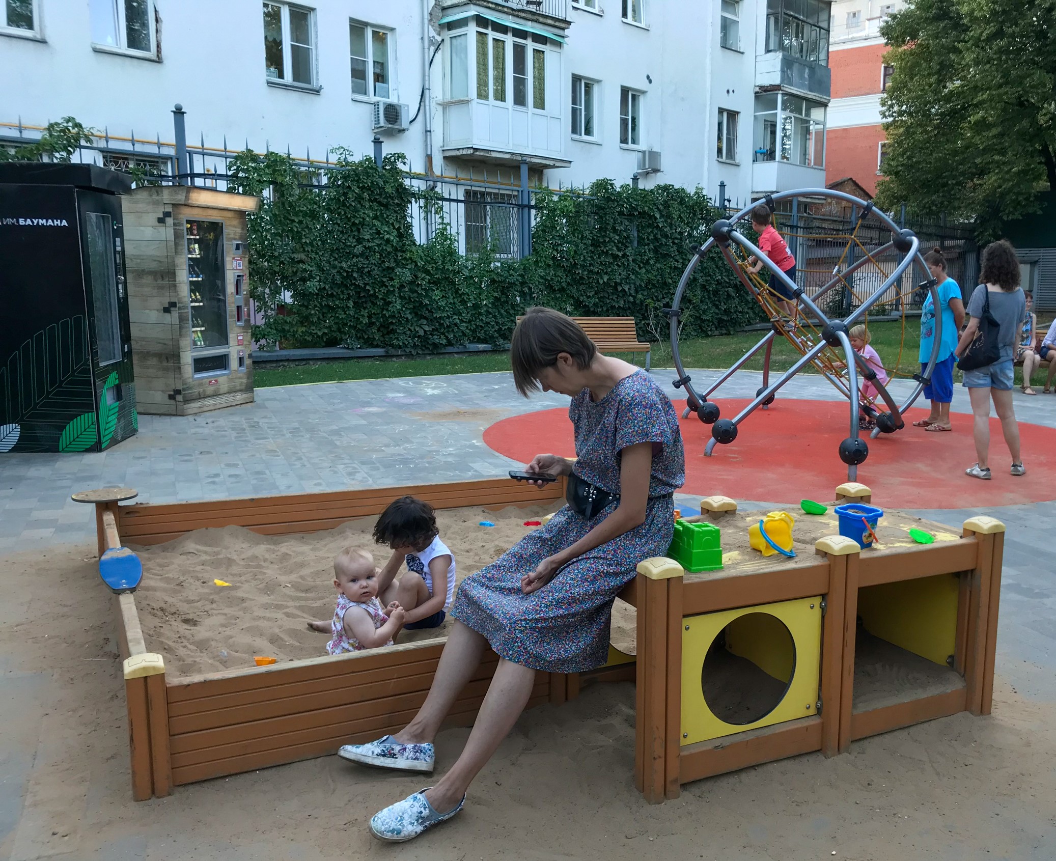 Фото Площадка для малышей в саду имени Баумана - развлечение в Москве | Досугатор