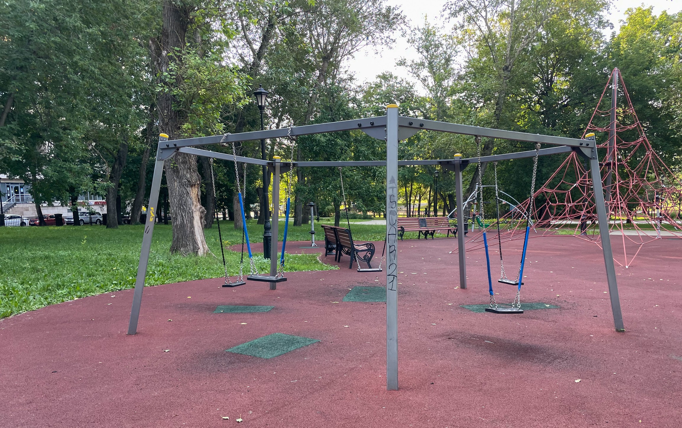 Фото Детская площадка в Останкинском сквере № 3 - развлечение в Москве | Досугатор