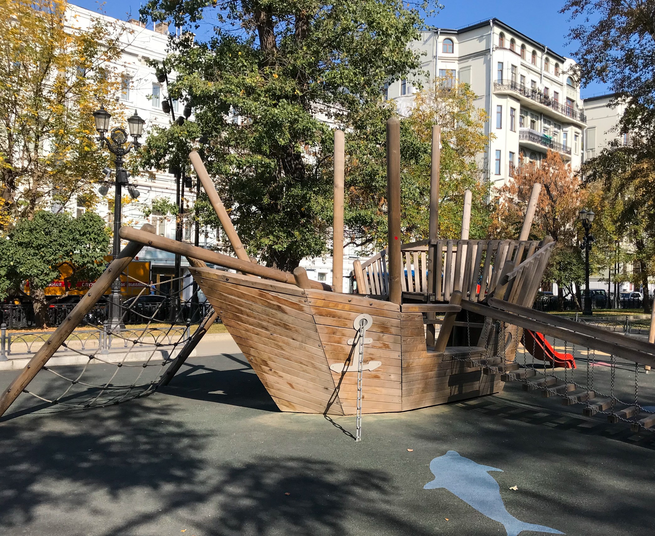 Фото Деревянные площадки на Тверском бульваре - развлечение в Москве | Досугатор