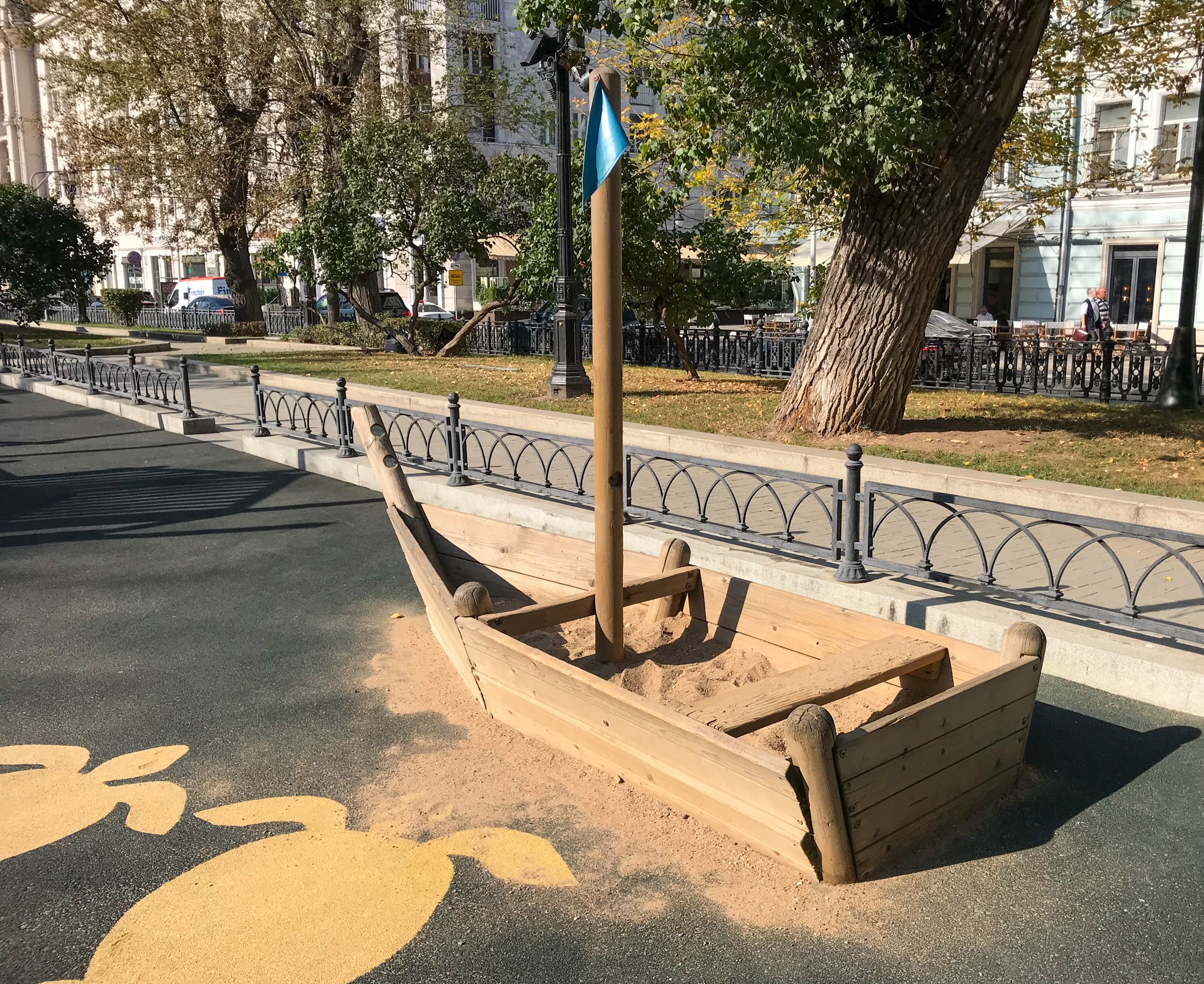 Фото Деревянные площадки на Тверском бульваре - развлечение в Москве | Досугатор