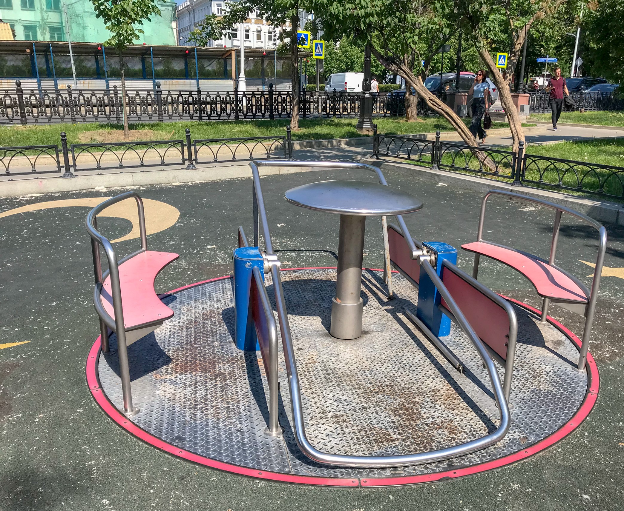 Фото Деревянные площадки на Тверском бульваре - развлечение в Москве | Досугатор