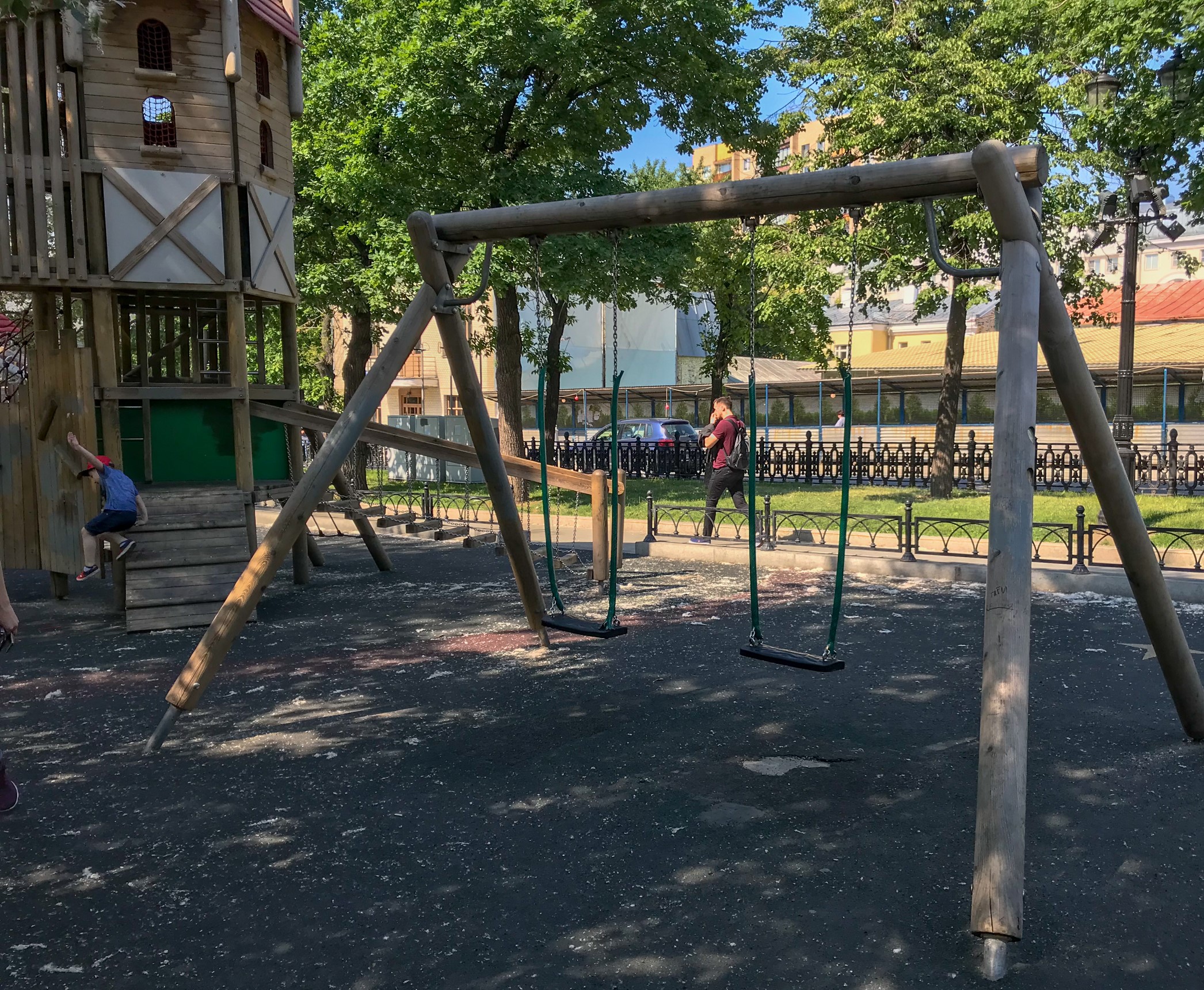 Фото Деревянные площадки на Тверском бульваре - развлечение в Москве | Досугатор