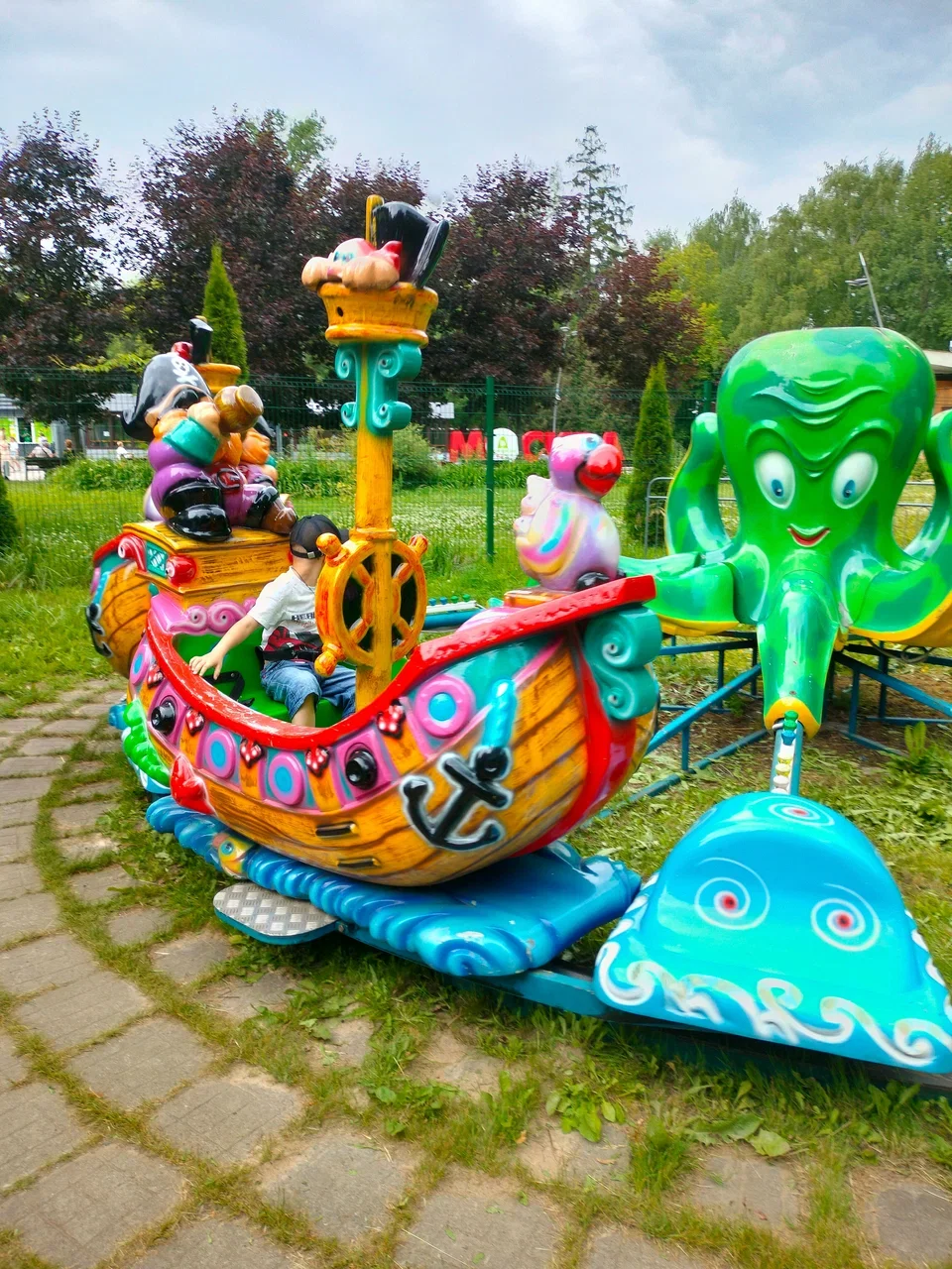 Фото Парк аттракционов в Лианозовском парке - развлечение в Москве | Досугатор