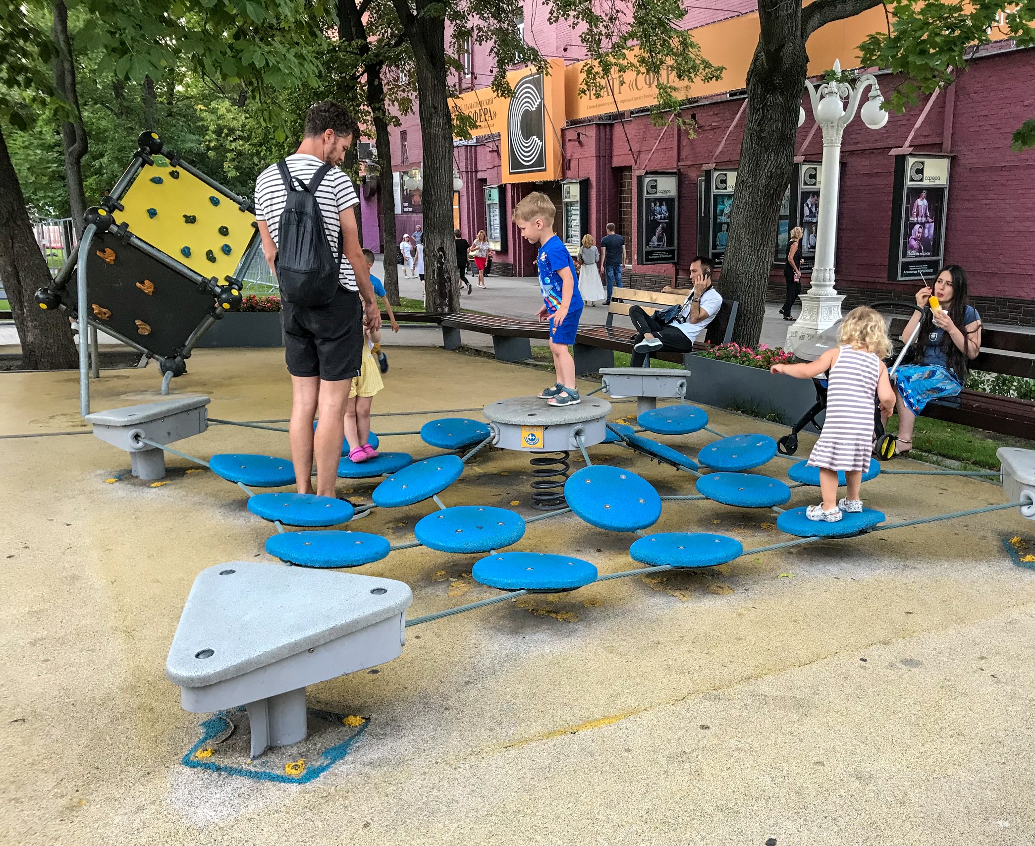Фото Площадка в саду Эрмитаж - развлечение в Москве | Досугатор