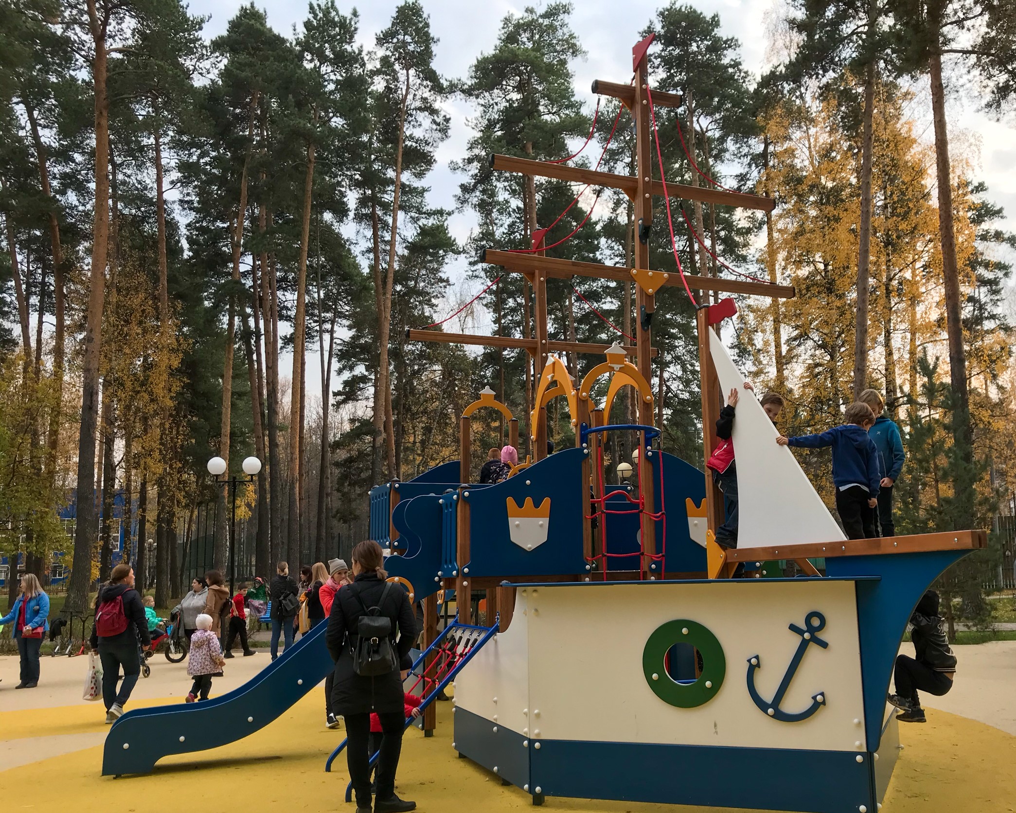 Фото Детская площадка с пирамидой в ДГ "Сказочный" (г. Красногорск) - развлечение в Москве | Досугатор