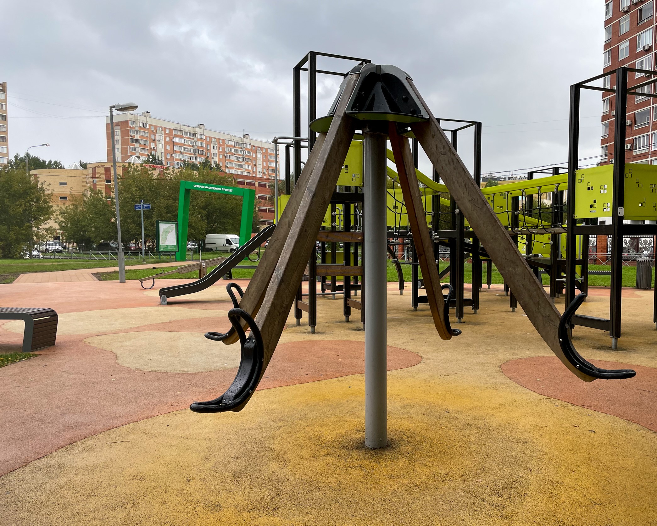 Фото Площадка в сквере по Олонецкому проезду - развлечение в Москве | Досугатор