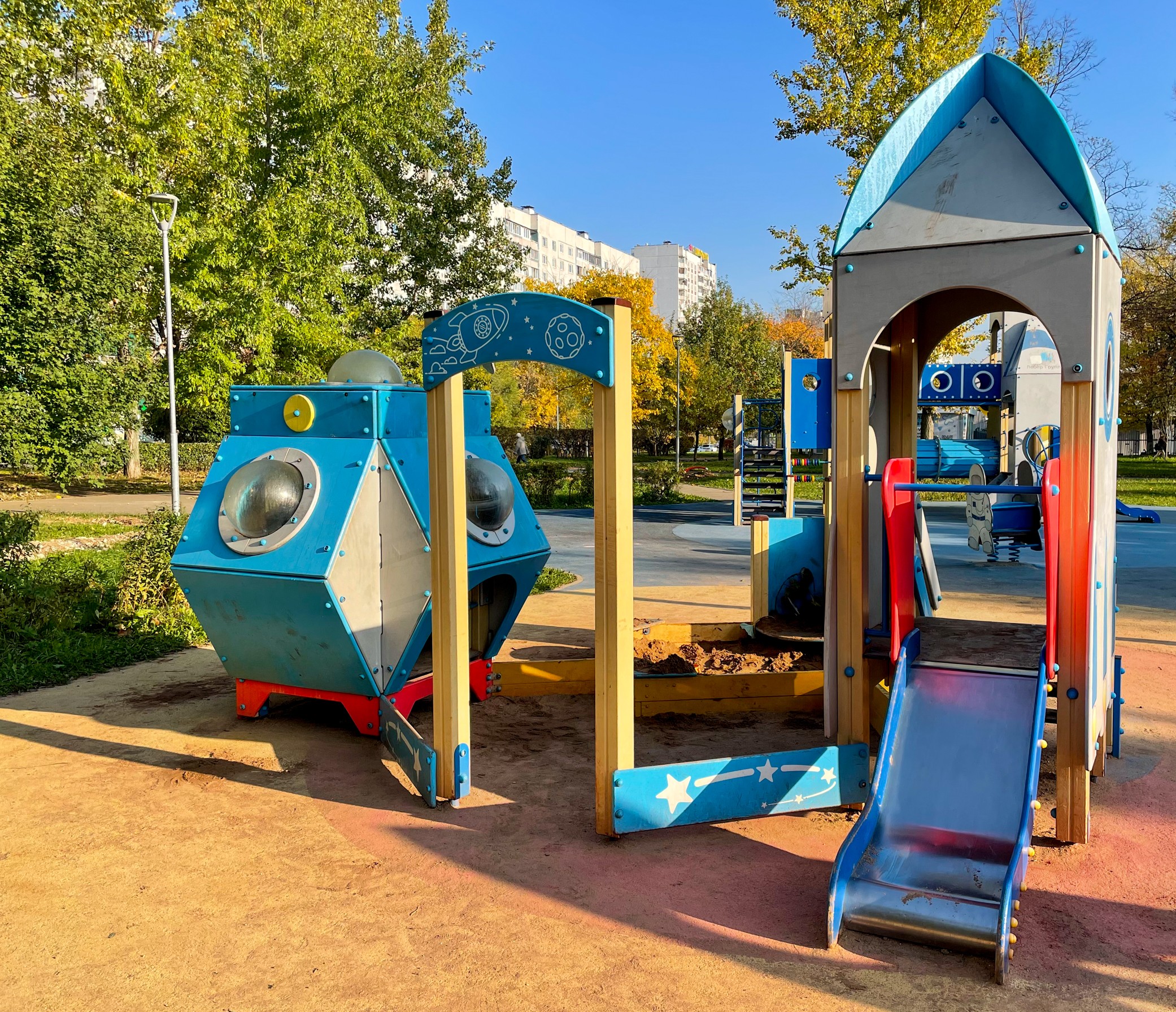 Фото Детская площадка в тематике Космоса в сквере Отрадное - развлечение в Москве | Досугатор