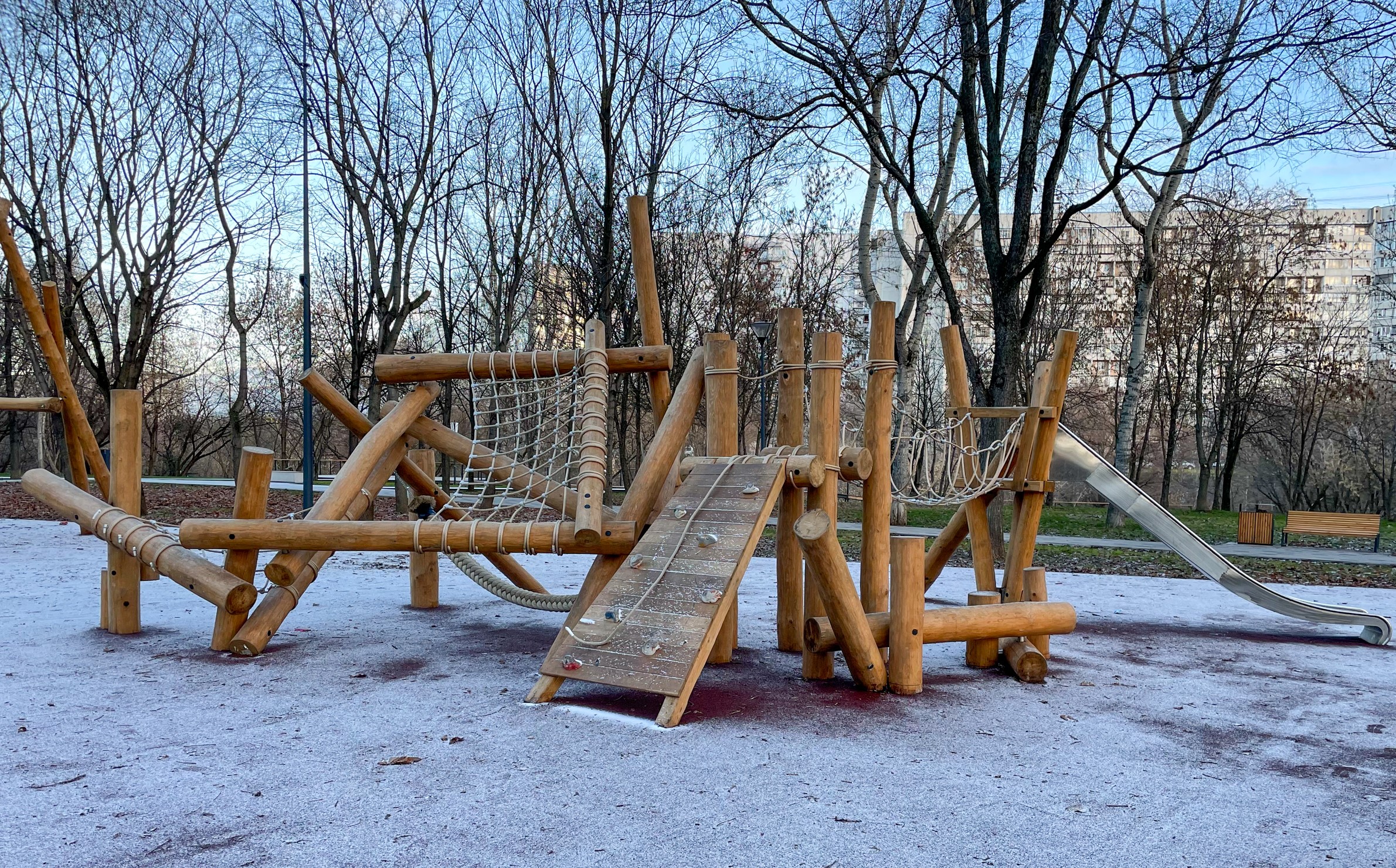 Фото Деревянная площадка в парке Чермянка №2 (вдоль Юрловского проезда) - развлечение в Москве | Досугатор