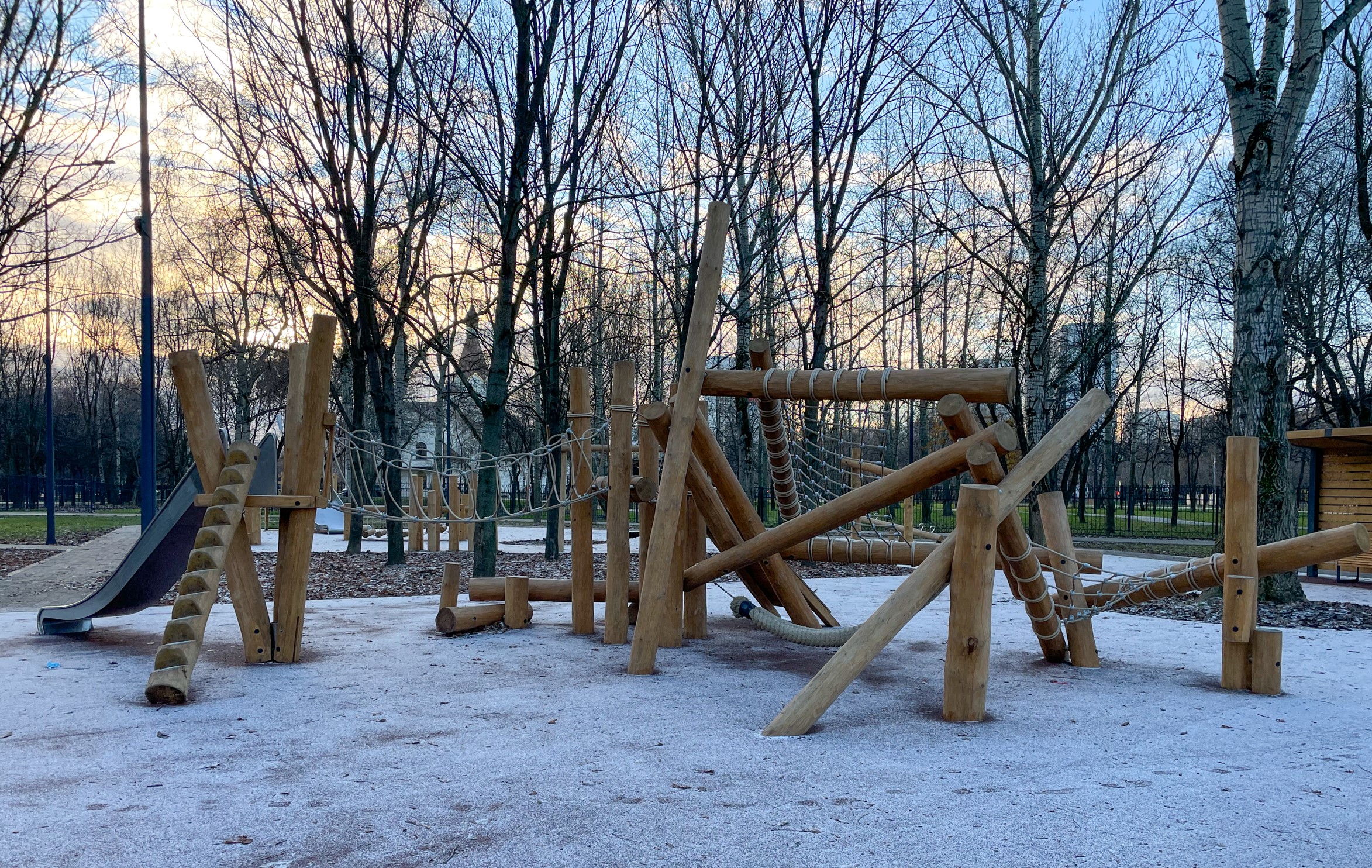 Фото Деревянная площадка в парке Чермянка №2 (вдоль Юрловского проезда) - развлечение в Москве | Досугатор