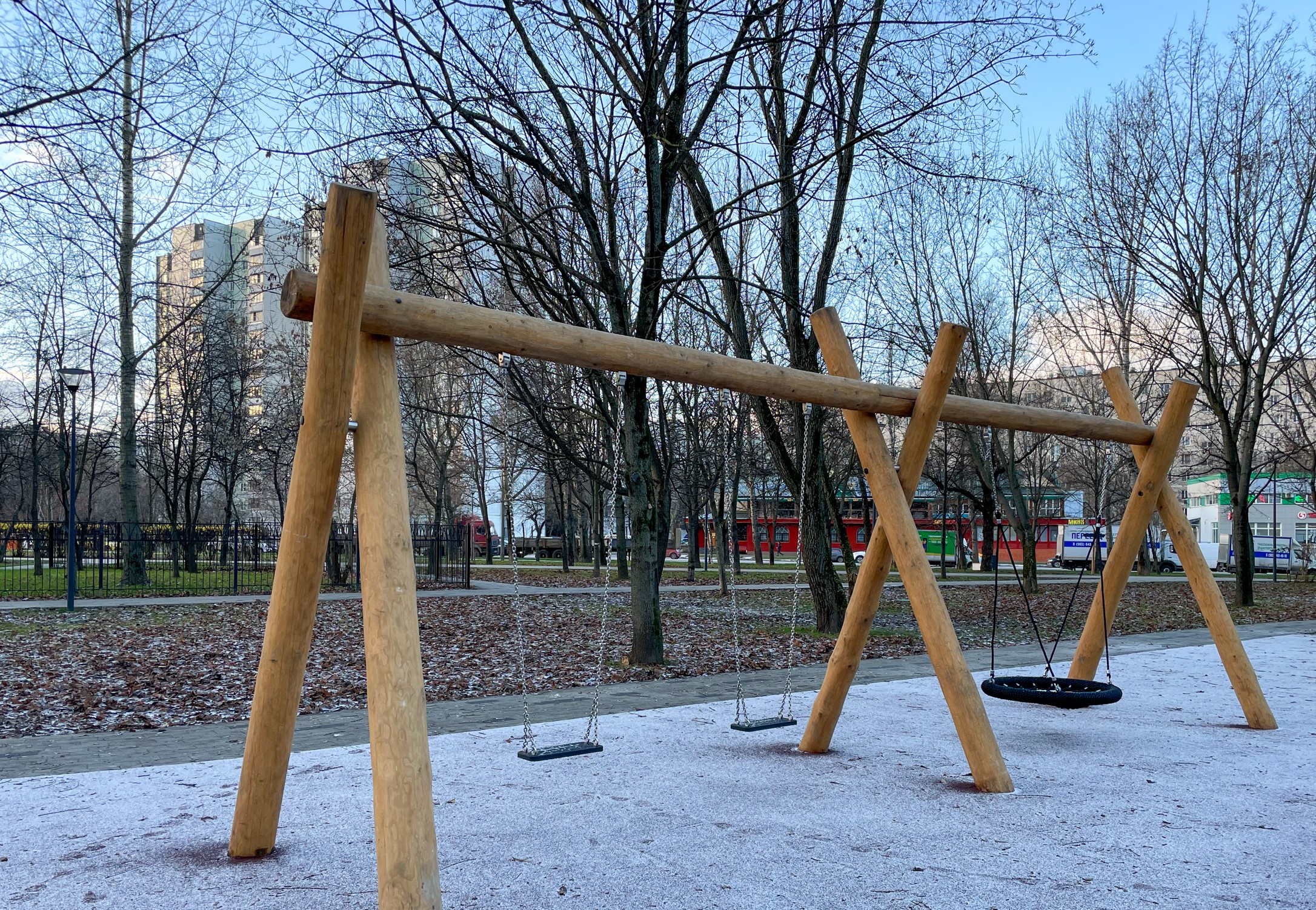 Фото Деревянная площадка в парке Чермянка №2 (вдоль Юрловского проезда) - развлечение в Москве | Досугатор