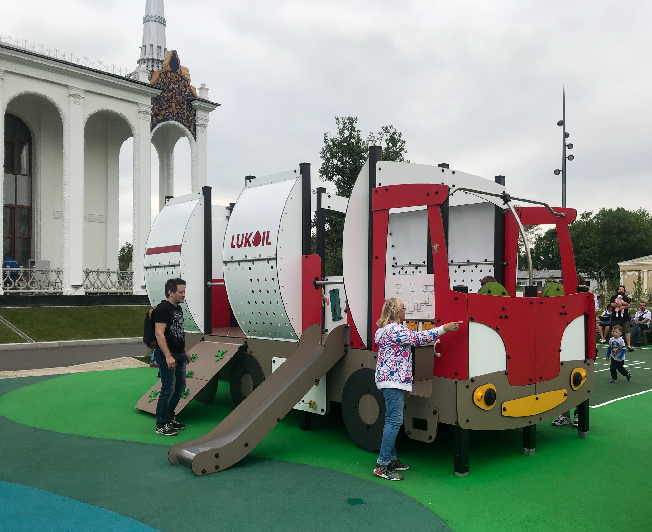 Фото Детская площадка "Нефтеград" на ВДНХ - развлечение в Москве | Досугатор