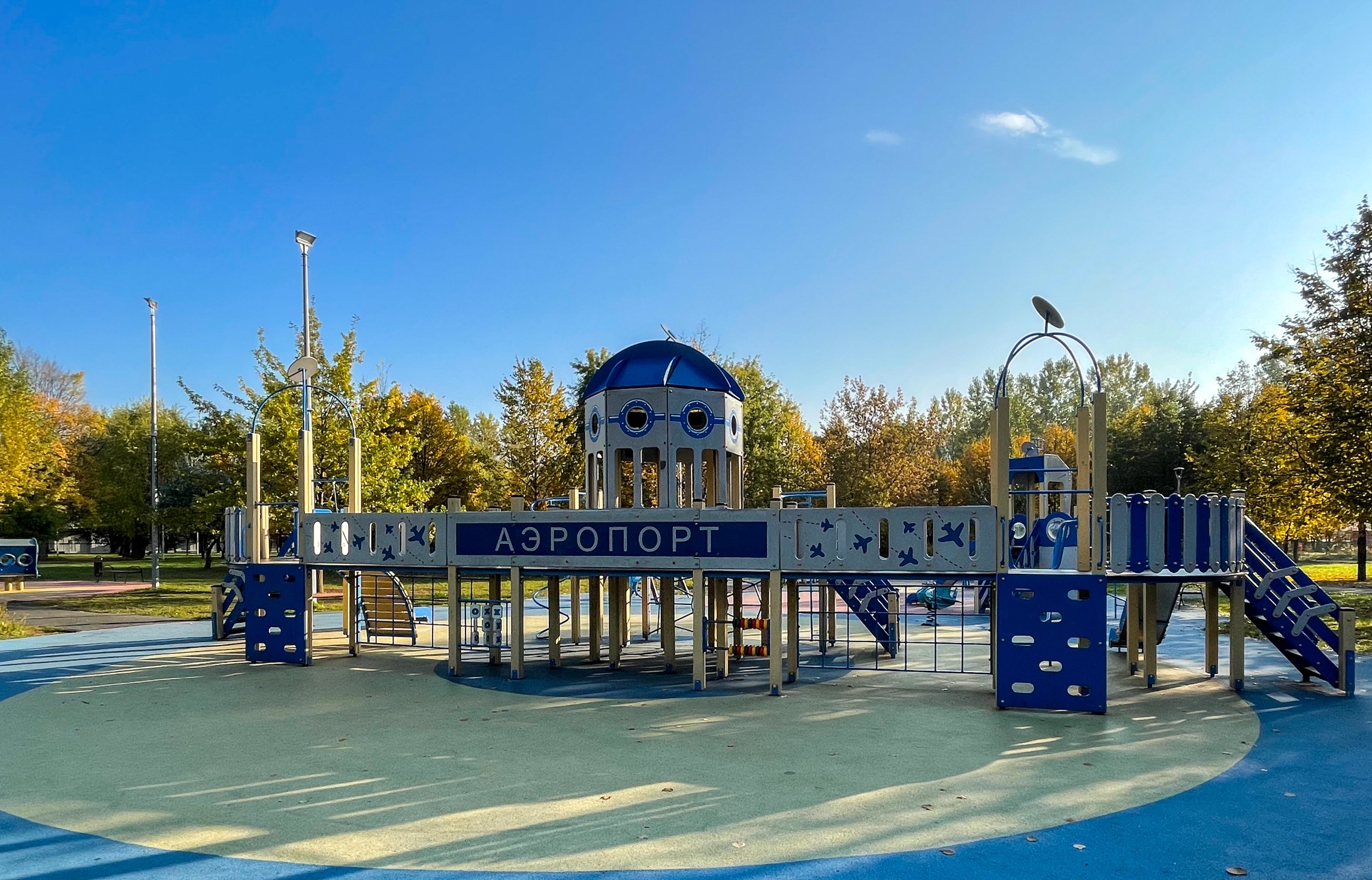 Фото Детская площадка в тематике Аэропорта в сквере Отрадное - развлечение в Москве | Досугатор