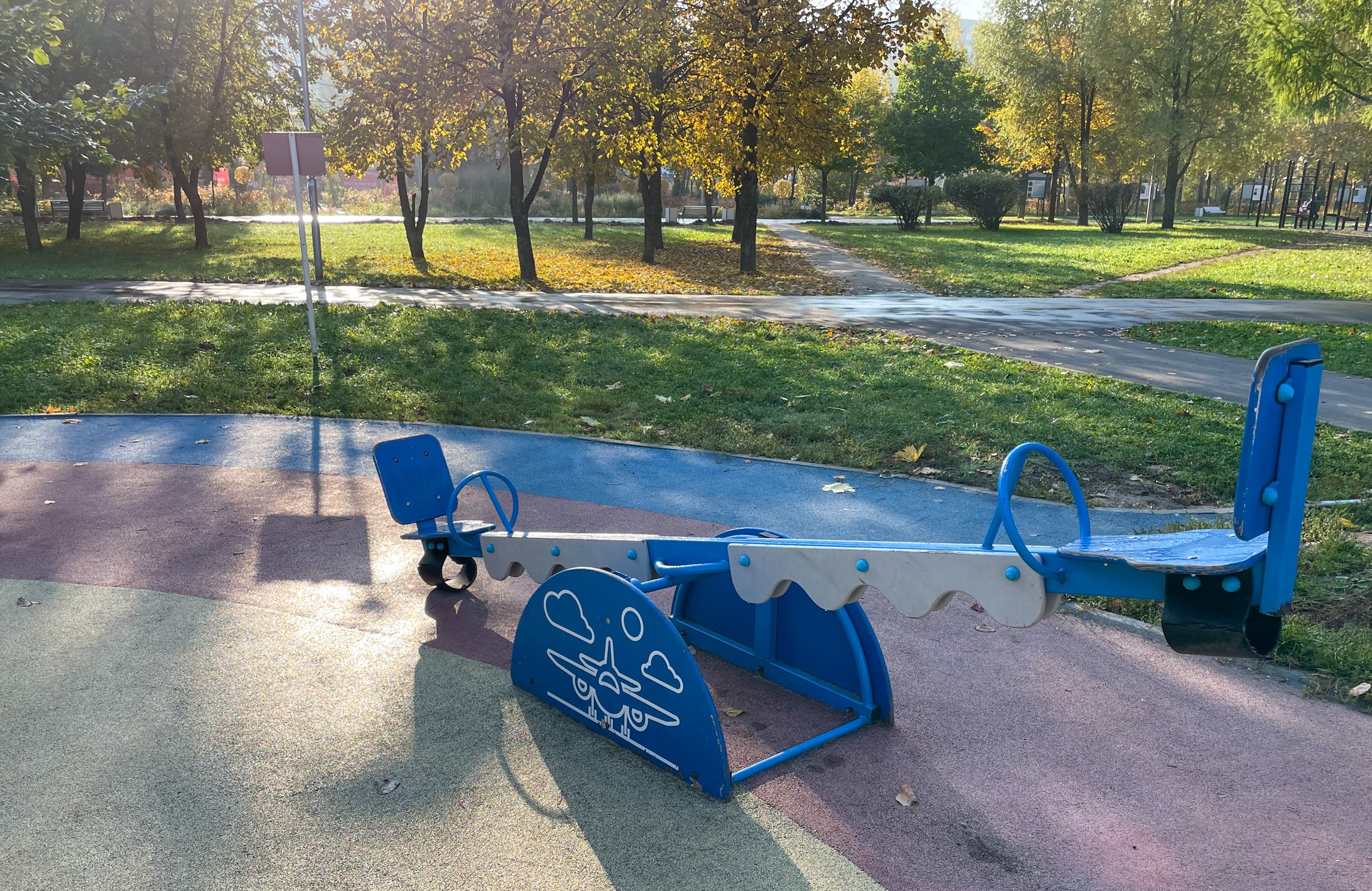 Фото Детская площадка в тематике Аэропорта в сквере Отрадное - развлечение в Москве | Досугатор
