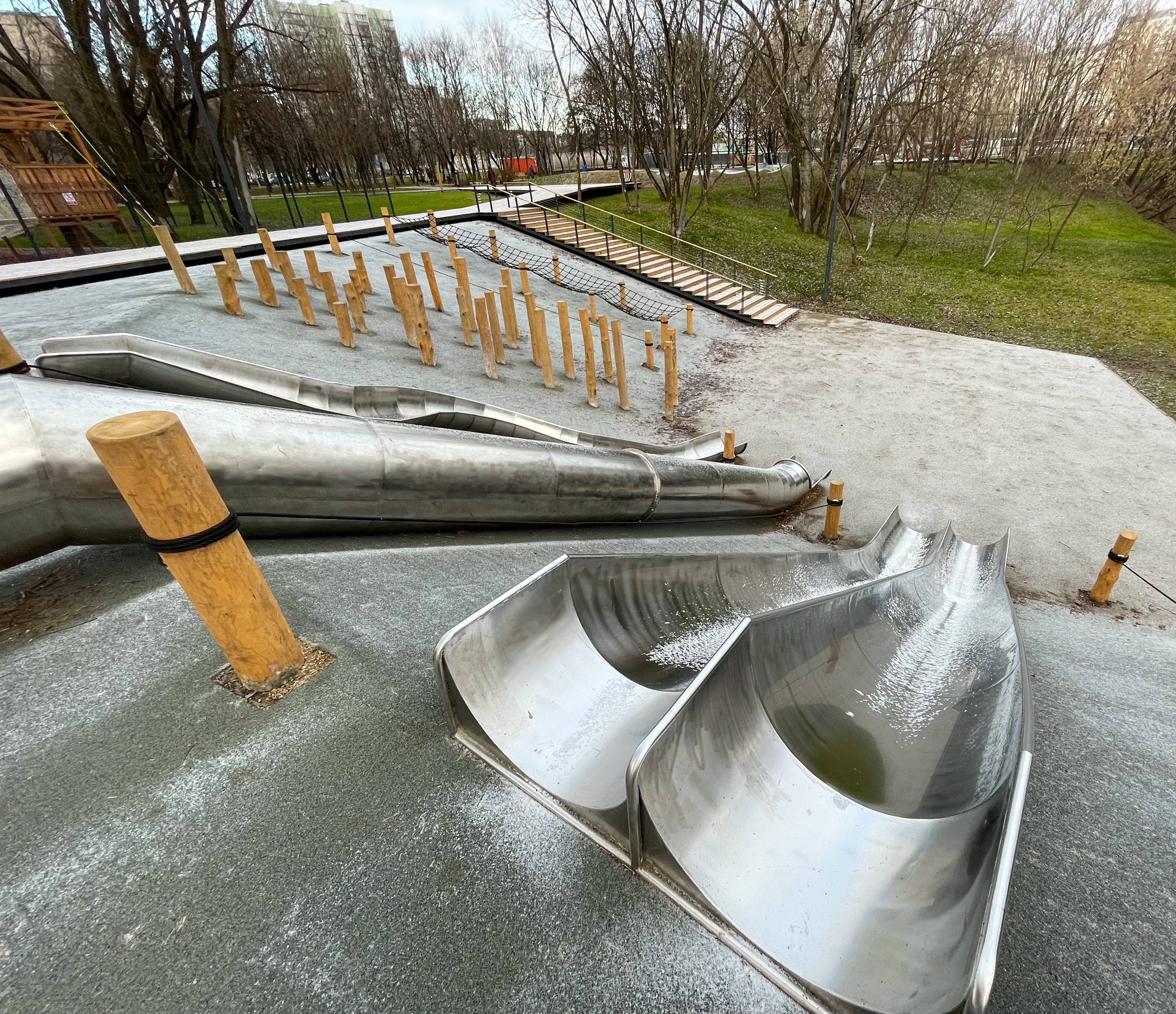 Фото Площадка с горками в овраге в парке Чермянка №3 (вдоль Юрловского проезда) - развлечение в Москве | Досугатор
