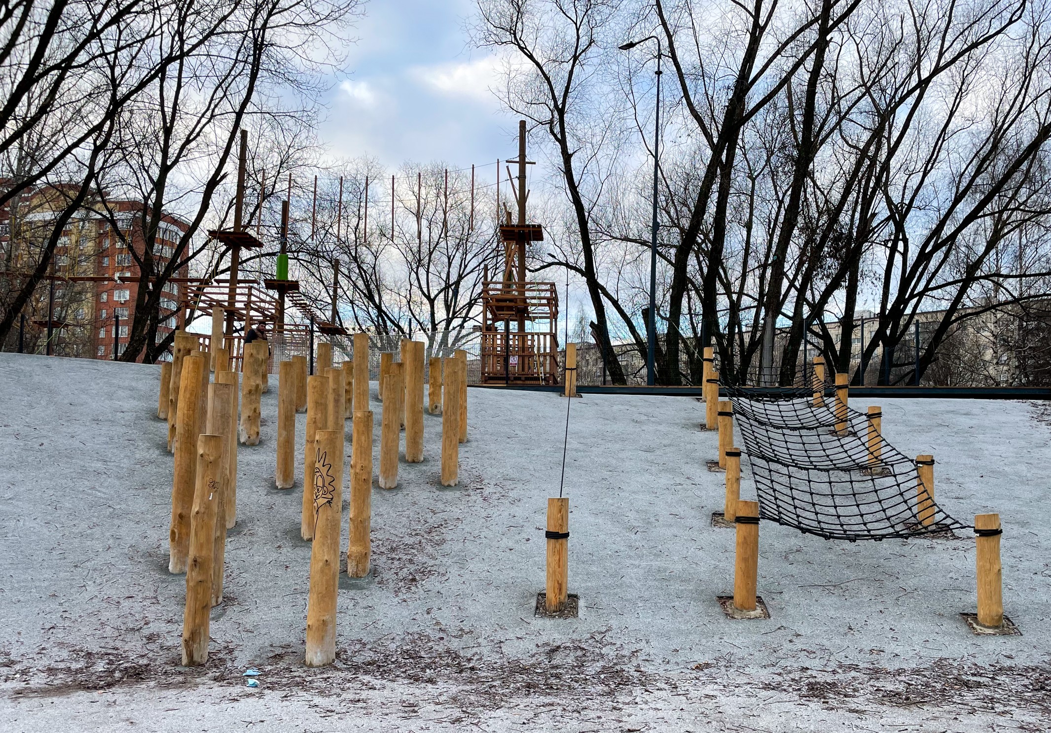 Фото Площадка с горками в овраге в парке Чермянка №3 (вдоль Юрловского проезда) - развлечение в Москве | Досугатор